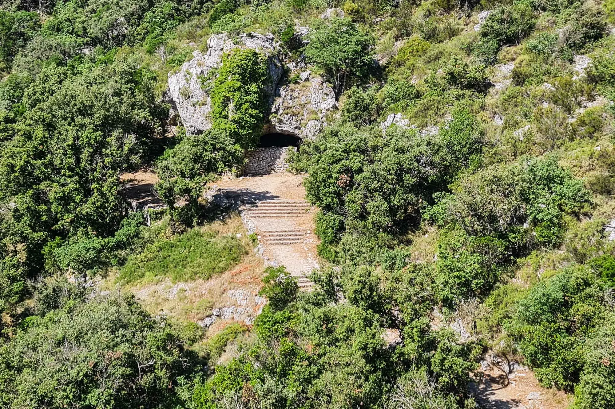 Podšpilje, Stiniva, Titova špilja, otok Vis, Vis špilja, Vis Tito, Titova špilja otok Vis, Komiža, Hum, Mladineova kula, Josip Broz Tito, titova špilja, vis, komiža, povijest visa, tito na visu, ratno skrovište, drugi svjetski rat hrvatska, otok vis atrakcije, povijesne lokacije dalmacija, Podšpilje, Stiniva, Tito's cave, Vis island, Vis cave, Vis Tito, Tito's cave island Vis, Komiža, Hum, Mladine's tower, Josip Broz Tito, Tito's cave, Vis, Komiža, history of Vis, Tito on Vis, war hideout, World War II Croatia, Vis island attractions, historical locations Dalmatia,