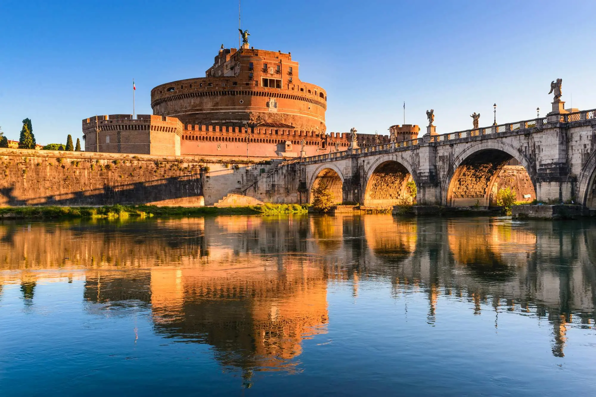 Rim, rijeka Tiber, dvorac Sant'Angelo, Anđeoska tvrđava, car Hadrijan, Ponte Sant’Angelo, Papa Grgur Veliki, Hadrijanov mauzolej, Dvorac svetog anđela, dvorac Sant'Angelo, Rim, Hadrijanov mauzolej, papinska tvrđava, Passetto di Borgo, arkanđeo Mihael, rimske znamenitosti, što vidjeti u Rimu, rimska povijest, muzeji u RimuRome, Tiber River, Castel Sant'Angelo, Castel Sant'Angelo, Emperor Hadrian, Ponte Sant'Angelo, Pope Gregory the Great, Hadrian's Mausoleum, Castel Sant'Angelo, Castel Sant'Angelo, Rome, Hadrian's Mausoleum, Papal Fortress, Passetto di Borgo, Archangel Michael, Roman landmarks, what to see in Rome, Roman history, museums in Rome