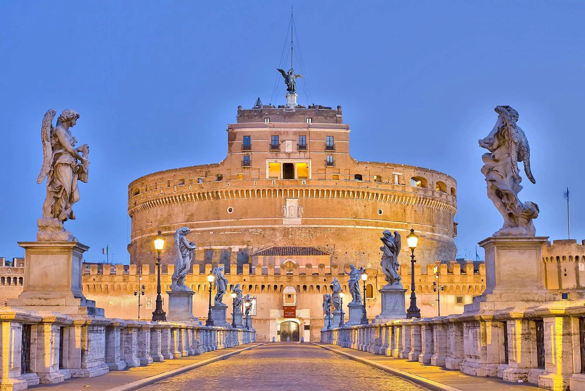 Rim, rijeka Tiber, dvorac Sant'Angelo, Anđeoska tvrđava, car Hadrijan, Ponte Sant’Angelo, Papa Grgur Veliki, Hadrijanov mauzolej, Dvorac svetog anđela, dvorac Sant'Angelo, Rim, Hadrijanov mauzolej, papinska tvrđava, Passetto di Borgo, arkanđeo Mihael, rimske znamenitosti, što vidjeti u Rimu, rimska povijest, muzeji u Rimu Rome, Tiber River, Castel Sant'Angelo, Castel Sant'Angelo, Emperor Hadrian, Ponte Sant'Angelo, Pope Gregory the Great, Hadrian's Mausoleum, Castel Sant'Angelo, Castel Sant'Angelo, Rome, Hadrian's Mausoleum, Papal Fortress, Passetto di Borgo, Archangel Michael, Roman landmarks, what to see in Rome, Roman history, museums in Rome