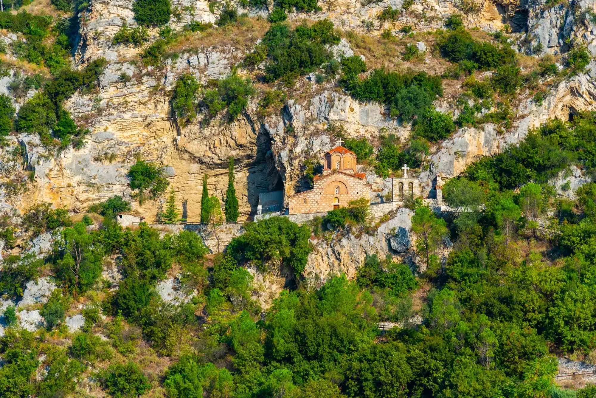 Berat, rijeka Osum, Mangalem, Gorica, crkva svetog Mihaela, crkva svetog Mihaela, Berat Albanija, srednjovjekovna arhitektura, bizantske crkve, UNESCO Albanija, kulturna baština Berat, pravoslavne crkve Albanija, Berat, Osum River, Mangalem, Gorica, Church of St. Michael, Church of St. Michael, Berat Albania, medieval architecture, Byzantine churches, UNESCO Albania, cultural heritage Berat, Orthodox churches Albania,