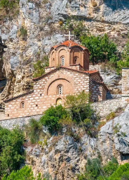 Berat, rijeka Osum, Mangalem, Gorica, crkva svetog Mihaela, crkva svetog Mihaela, Berat Albanija, srednjovjekovna arhitektura, bizantske crkve, UNESCO Albanija, kulturna baština Berat, pravoslavne crkve Albanija, Berat, Osum River, Mangalem, Gorica, Church of St. Michael, Church of St. Michael, Berat Albania, medieval architecture, Byzantine churches, UNESCO Albania, cultural heritage Berat, Orthodox churches Albania,