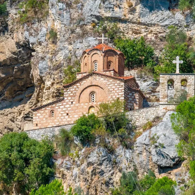 Berat, rijeka Osum, Mangalem, Gorica, crkva svetog Mihaela, crkva svetog Mihaela, Berat Albanija, srednjovjekovna arhitektura, bizantske crkve, UNESCO Albanija, kulturna baština Berat, pravoslavne crkve Albanija, Berat, Osum River, Mangalem, Gorica, Church of St. Michael, Church of St. Michael, Berat Albania, medieval architecture, Byzantine churches, UNESCO Albania, cultural heritage Berat, Orthodox churches Albania,