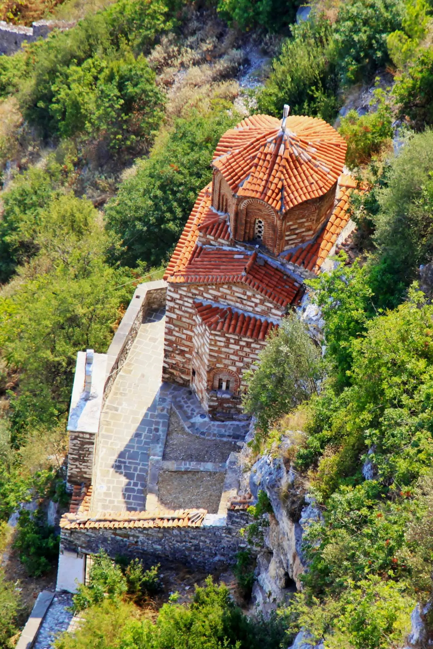 Berat, rijeka Osum, Mangalem, Gorica, crkva svetog Mihaela, crkva svetog Mihaela, Berat Albanija, srednjovjekovna arhitektura, bizantske crkve, UNESCO Albanija, kulturna baština Berat, pravoslavne crkve Albanija, Berat, Osum River, Mangalem, Gorica, Church of St. Michael, Church of St. Michael, Berat Albania, medieval architecture, Byzantine churches, UNESCO Albania, cultural heritage Berat, Orthodox churches Albania,