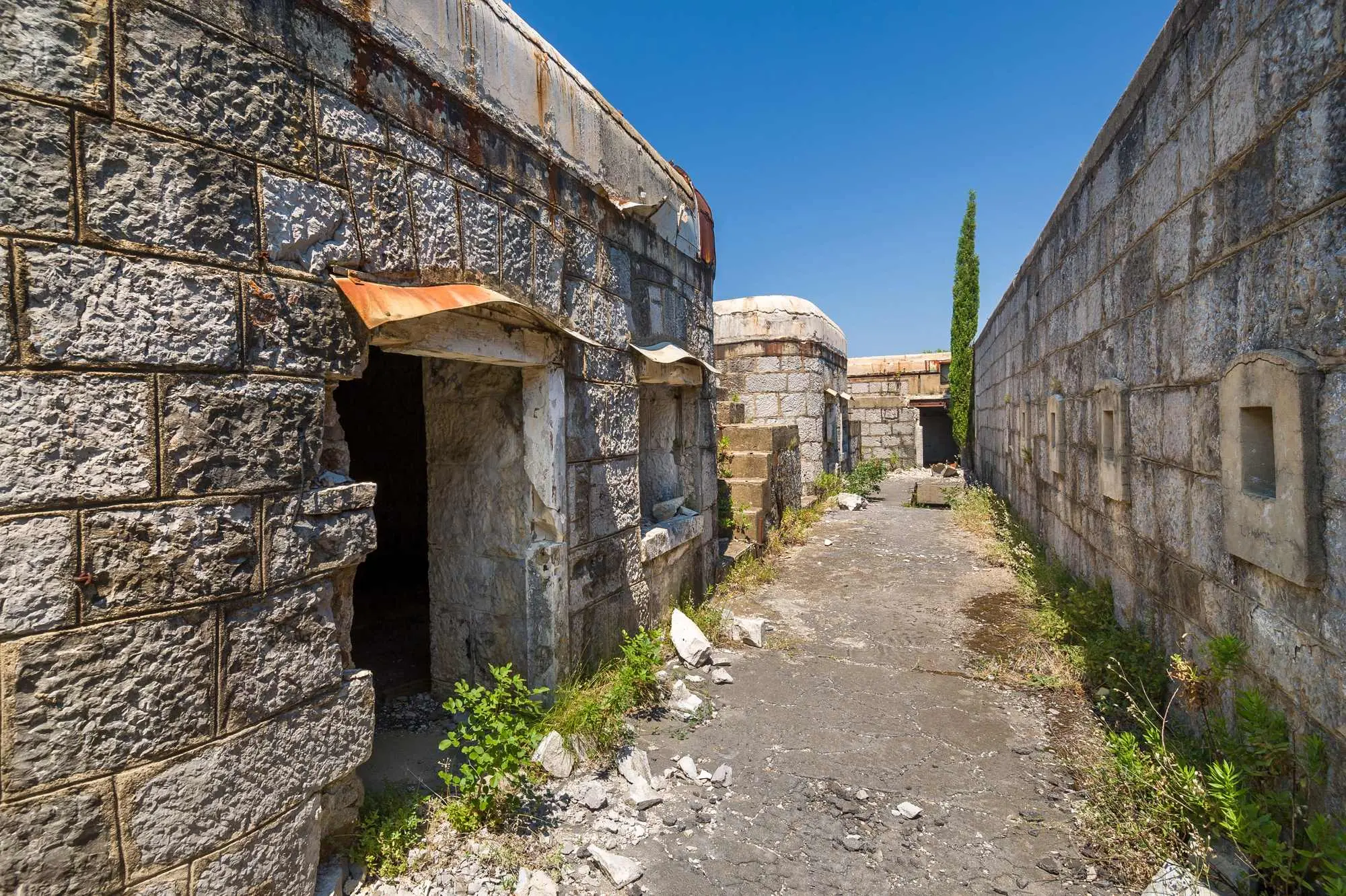 Luštica, poluotok Luštica, poluostrvo Luštica, Fort Kabala, Fort Luštica, utvrda kabala, luštica crna gora, austro-ugarske tvrđave, boko kotorski zaljev, vojne utvrde crna gora, skrivena mjesta luštica, utvrda luštica, napuštene tvrđave, povijest crne gore, Luštica, Luštica peninsula, Luštica peninsula, Fort Kabala, Fort Luštica, Kabala fortress, Luštica, Montenegro, Austro-Hungarian fortresses, Boko Kotor Bay, military forts, Montenegro, hidden places of Luštica, Fort Luštica, abandoned fortresses, history of Montenegro,