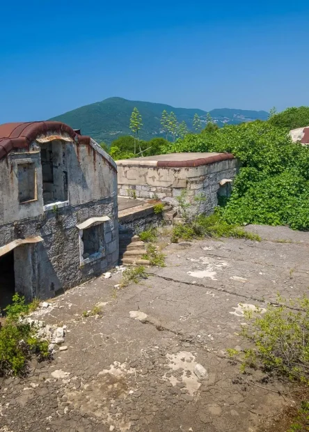 Luštica, poluotok Luštica, poluostrvo Luštica, Fort Kabala, Fort Luštica, utvrda kabala, luštica crna gora, austro-ugarske tvrđave, boko kotorski zaljev, vojne utvrde crna gora, skrivena mjesta luštica, utvrda luštica, napuštene tvrđave, povijest crne gore, Luštica, Luštica peninsula, Luštica peninsula, Fort Kabala, Fort Luštica, Kabala fortress, Luštica, Montenegro, Austro-Hungarian fortresses, Boko Kotor Bay, military forts, Montenegro, hidden places of Luštica, Fort Luštica, abandoned fortresses, history of Montenegro,