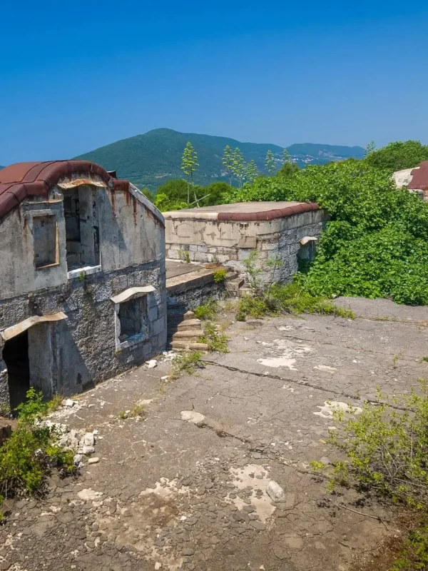 Luštica, poluotok Luštica, poluostrvo Luštica, Fort Kabala, Fort Luštica, utvrda kabala, luštica crna gora, austro-ugarske tvrđave, boko kotorski zaljev, vojne utvrde crna gora, skrivena mjesta luštica, utvrda luštica, napuštene tvrđave, povijest crne gore, Luštica, Luštica peninsula, Luštica peninsula, Fort Kabala, Fort Luštica, Kabala fortress, Luštica, Montenegro, Austro-Hungarian fortresses, Boko Kotor Bay, military forts, Montenegro, hidden places of Luštica, Fort Luštica, abandoned fortresses, history of Montenegro,