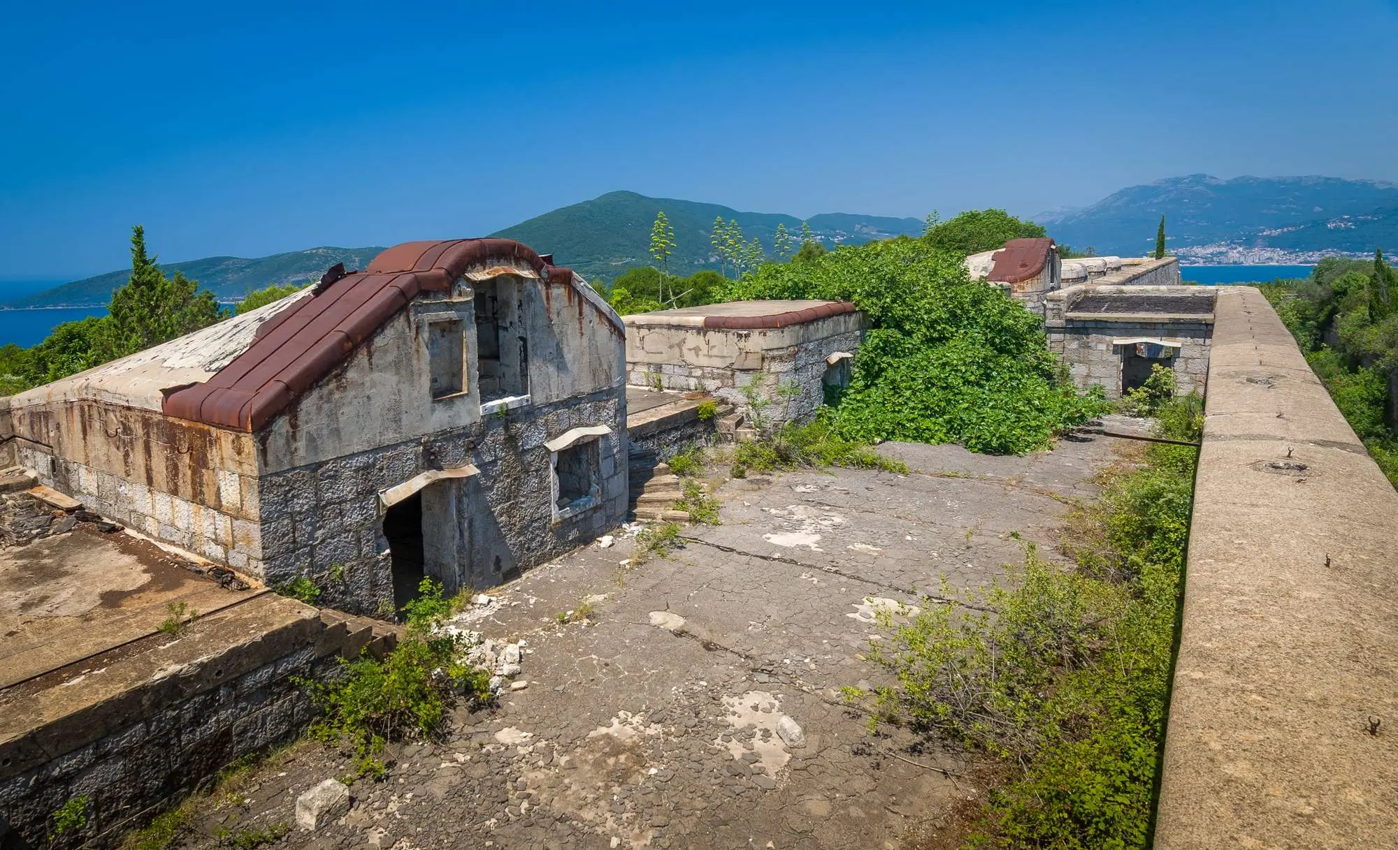 Luštica, poluotok Luštica, poluostrvo Luštica, Fort Kabala, Fort Luštica, utvrda kabala, luštica crna gora, austro-ugarske tvrđave, boko kotorski zaljev, vojne utvrde crna gora, skrivena mjesta luštica, utvrda luštica, napuštene tvrđave, povijest crne gore, Luštica, Luštica peninsula, Luštica peninsula, Fort Kabala, Fort Luštica, Kabala fortress, Luštica, Montenegro, Austro-Hungarian fortresses, Boko Kotor Bay, military forts, Montenegro, hidden places of Luštica, Fort Luštica, abandoned fortresses, history of Montenegro,