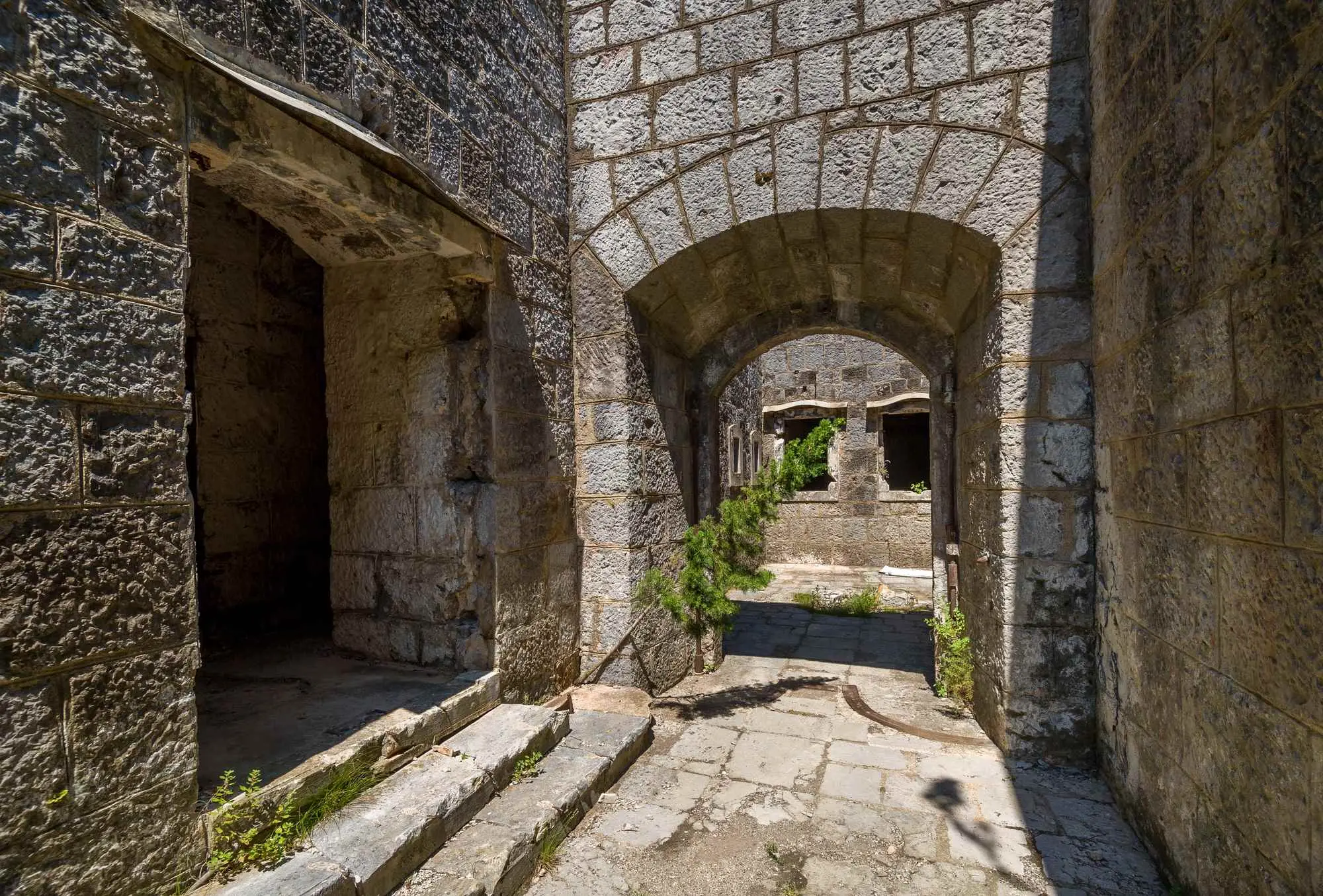 Luštica, poluotok Luštica, poluostrvo Luštica, Fort Kabala, Fort Luštica, utvrda kabala, luštica crna gora, austro-ugarske tvrđave, boko kotorski zaljev, vojne utvrde crna gora, skrivena mjesta luštica, utvrda luštica, napuštene tvrđave, povijest crne gore, Luštica, Luštica peninsula, Luštica peninsula, Fort Kabala, Fort Luštica, Kabala fortress, Luštica, Montenegro, Austro-Hungarian fortresses, Boko Kotor Bay, military forts, Montenegro, hidden places of Luštica, Fort Luštica, abandoned fortresses, history of Montenegro,