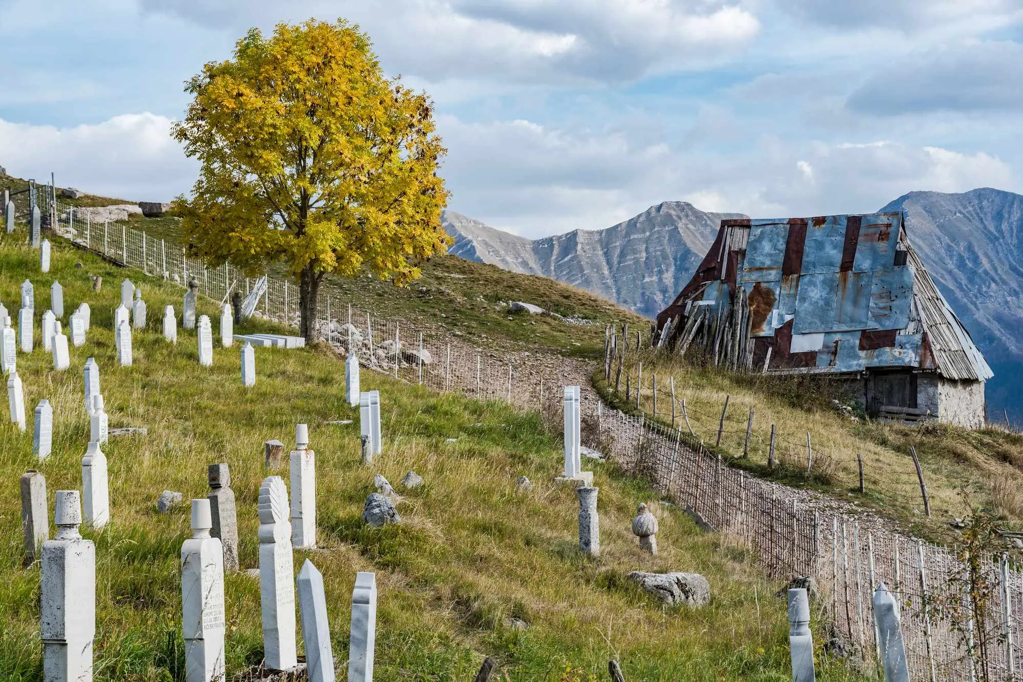 Bjelašnica, Lukomir, najviše stalno naseljeno selo u Bosni i Hercegovini, naseljeno selo u Bosni i Hercegovini, kanjon rijeke Rakitnice, Rakitnica, selo Lukomir, najviše naseljeno selo BiH, život u Lukomiru, planinska sela Bosna i Hercegovina, Bjelašnica selo, kanjon Rakitnice, tradicija i priroda, planinski turizam BiH, Bjelašnica, Lukomir, the most permanently inhabited village in Bosnia and Herzegovina, inhabited village in Bosnia and Herzegovina, Rakitnica river canyon, Rakitnica, Lukomir village, the most populated village of BiH, life in Lukomir, mountain villages of Bosnia and Herzegovina, Bjelašnica village, Rakitnica canyon, tradition and nature, mountain tourism of BiH,