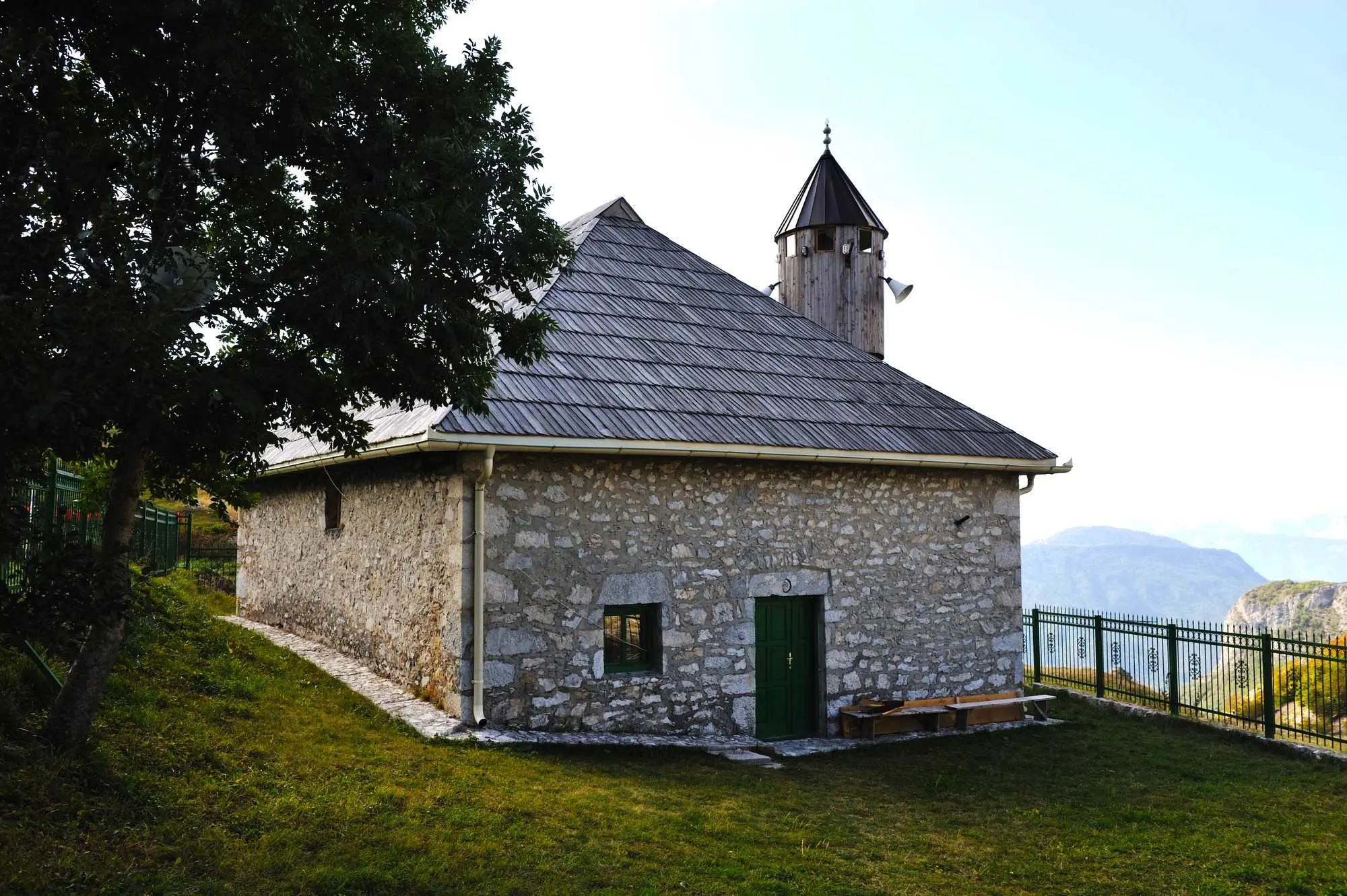Bjelašnica, Lukomir, najviše stalno naseljeno selo u Bosni i Hercegovini, naseljeno selo u Bosni i Hercegovini, kanjon rijeke Rakitnice, Rakitnica, selo Lukomir, najviše naseljeno selo BiH, život u Lukomiru, planinska sela Bosna i Hercegovina, Bjelašnica selo, kanjon Rakitnice, tradicija i priroda, planinski turizam BiH, Bjelašnica, Lukomir, the most permanently inhabited village in Bosnia and Herzegovina, inhabited village in Bosnia and Herzegovina, Rakitnica river canyon, Rakitnica, Lukomir village, the most populated village of BiH, life in Lukomir, mountain villages of Bosnia and Herzegovina, Bjelašnica village, Rakitnica canyon, tradition and nature, mountain tourism of BiH,