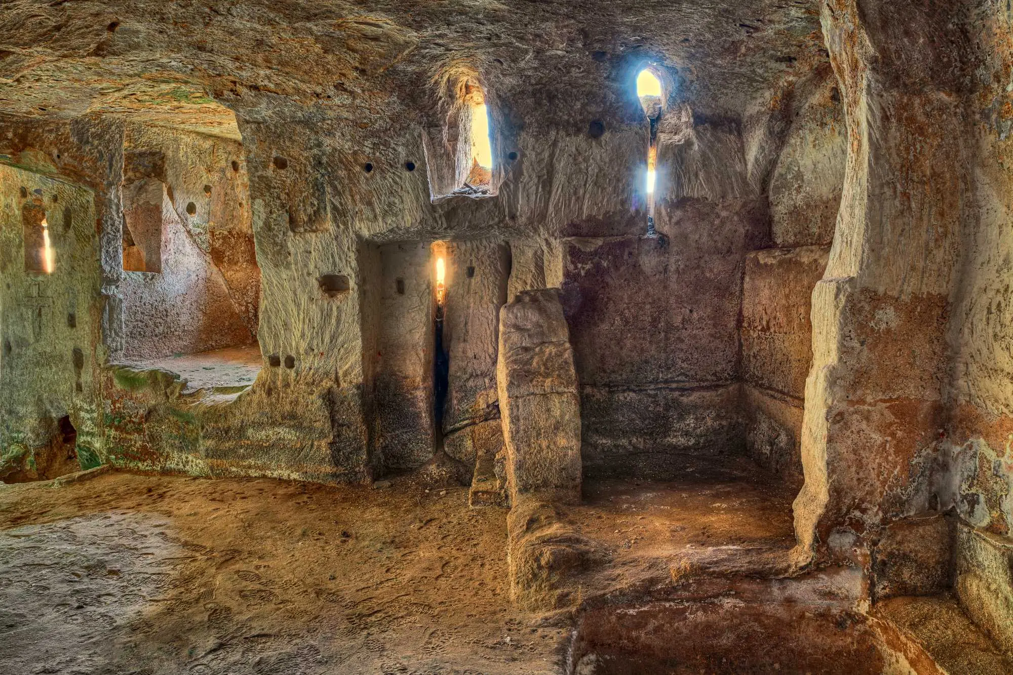 Casa Grotta, Matera, Palombaro Lungo, Sassi, kanjon Gravine, Crkva Santa Maria de Idris, Sassa Caveoso, crkva San Pietro Barisano, Mel Gibson, Matera, Sassi Matera, pećinski grad Italija, povijest Matere, znamenitosti Matera, crkve u stijenama, UNESCO grad Italija, kulturna prijestolnica Italije, Matera putovanje, zanimljivosti o Materi, Casa Grotta, Matera, Palombaro Lungo, Sassi, Gravine Canyon, Church of Santa Maria de Idris, Sassa Caveoso, Church of San Pietro Barisano, Mel Gibson, Matera, Sassi Matera, cave city Italy, history of Matera, landmarks of Matera, churches in the rocks, UNESCO city Italy, cultural capital of Italy, Matera travel, interesting facts about Matera