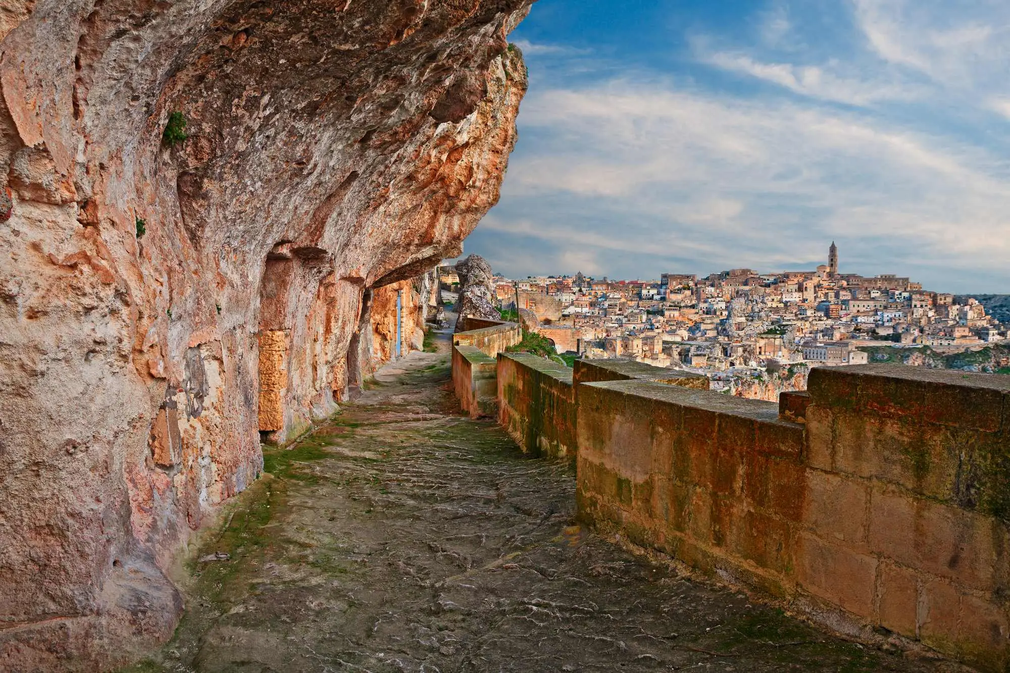 Casa Grotta, Matera, Palombaro Lungo, Sassi, kanjon Gravine, Crkva Santa Maria de Idris, Sassa Caveoso, crkva San Pietro Barisano, Mel Gibson, Matera, Sassi Matera, pećinski grad Italija, povijest Matere, znamenitosti Matera, crkve u stijenama, UNESCO grad Italija, kulturna prijestolnica Italije, Matera putovanje, zanimljivosti o Materi, Casa Grotta, Matera, Palombaro Lungo, Sassi, Gravine Canyon, Church of Santa Maria de Idris, Sassa Caveoso, Church of San Pietro Barisano, Mel Gibson, Matera, Sassi Matera, cave city Italy, history of Matera, landmarks of Matera, churches in the rocks, UNESCO city Italy, cultural capital of Italy, Matera travel, interesting facts about Matera