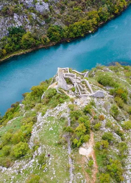 Split, Trilj, Bisko, Cetina, rijeka Cetina, kanjon rijeke Cetine, Nutjak, utvrda Nutjak, Žarko Dražojević,utvrda Nutjak, Trilj, Cetina, srednjovjekovna tvrđava, Dalmacija, što vidjeti kod Trilja, povijest Dalmacije, planinarenje Dalmacija, skrivena mjesta Hrvatska, tvrđavanutjak, tvrda nutjak, nutjak Split, Trilj, Bisko, Cetina, Cetina River, Cetina River Canyon, Nutjak, Nutjak Fortress, Žarko Dražojević, Nutjak Fortress, Trilj, Cetina, medieval fortress, Dalmatia, what to see near Trilj, history of Dalmatia, hiking Dalmatia, hidden places Croatia, nutjak fortress, nutjak