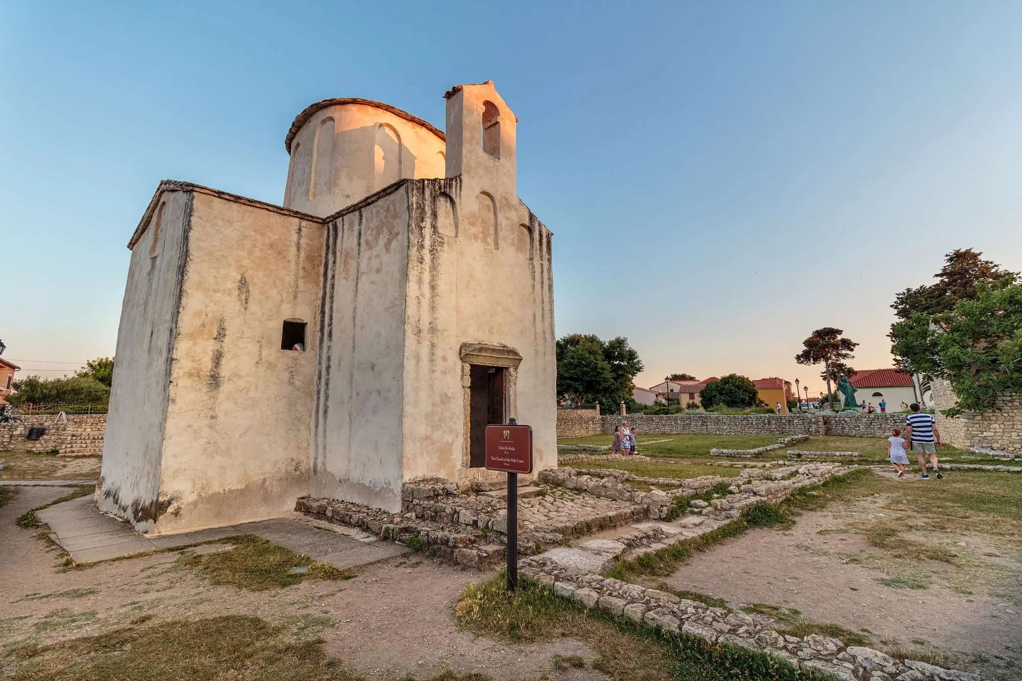 Dalmatinska zagora, Cetina, rijeka Cetina, crkva sv. Spasa, crkva sv. Križa, Koja je najstarija crkva u Hrvatskoj?, najstarija crkva u Hrvatskoj, Nin, najmanja katedrala na svijetu, najstarija crkva u hrvatskoj, crkva sv. spasa, crkva sv. križa nin, predromanička arhitektura, hrvatska kulturna baština, arheološki lokaliteti dalmacija, župan gastika, ranosrednjovjekovne crkve, westwerk hrvatska, povijest hrvatskog kršćanstva, Dalmatian hinterland, Cetina, Cetina river, Church of St. Saviour, Church of the Holy Cross, What is the oldest church in Croatia?, oldest church in Croatia, Nin, smallest cathedral in the world, oldest church in Croatia, Church of St. Saviour, Church of the Holy Cross Nin, pre-Romanesque architecture, Croatian cultural heritage, archaeological sites in Dalmatia, Župan Gastika, early medieval churches, Westwerk Croatia, history of Croatian Christianity,