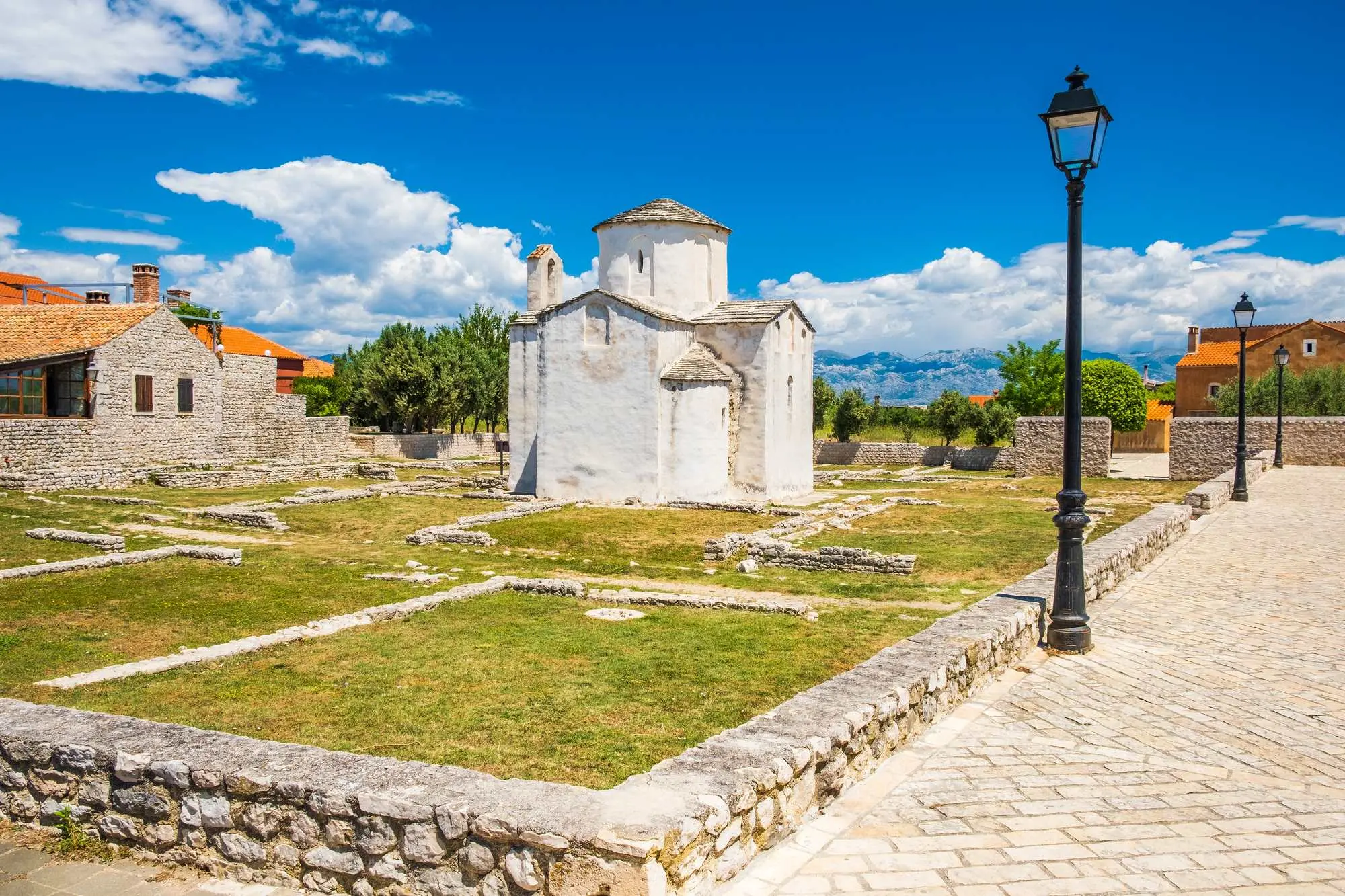 Dalmatinska zagora, Cetina, rijeka Cetina, crkva sv. Spasa, crkva sv. Križa, Koja je najstarija crkva u Hrvatskoj?, najstarija crkva u Hrvatskoj, Nin, najmanja katedrala na svijetu, najstarija crkva u hrvatskoj, crkva sv. spasa, crkva sv. križa nin, predromanička arhitektura, hrvatska kulturna baština, arheološki lokaliteti dalmacija, župan gastika, ranosrednjovjekovne crkve, westwerk hrvatska, povijest hrvatskog kršćanstva, Dalmatian hinterland, Cetina, Cetina river, Church of St. Saviour, Church of the Holy Cross, What is the oldest church in Croatia?, oldest church in Croatia, Nin, smallest cathedral in the world, oldest church in Croatia, Church of St. Saviour, Church of the Holy Cross Nin, pre-Romanesque architecture, Croatian cultural heritage, archaeological sites in Dalmatia, Župan Gastika, early medieval churches, Westwerk Croatia, history of Croatian Christianity,