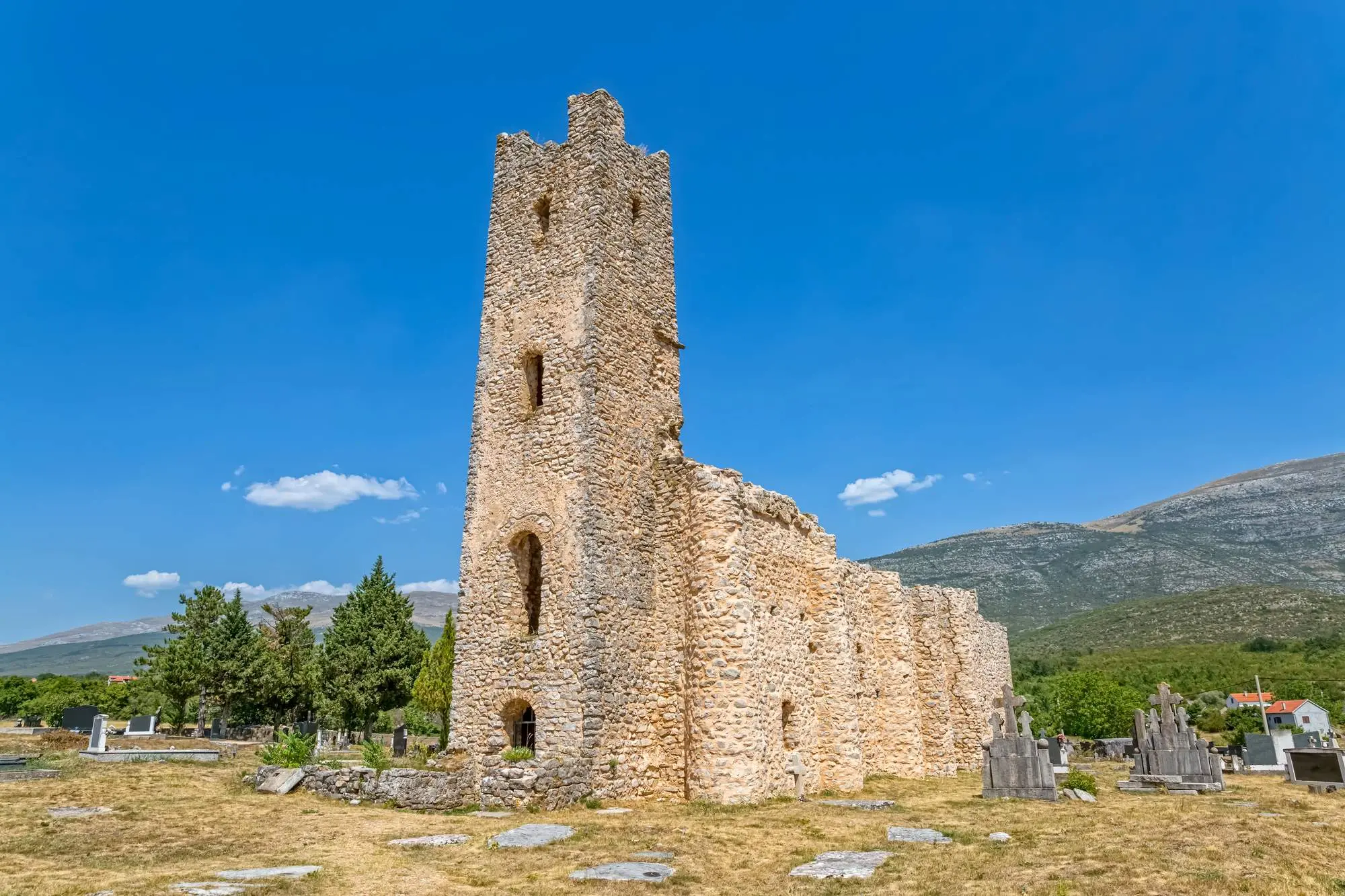 Dalmatinska zagora, Cetina, rijeka Cetina, crkva sv. Spasa, crkva sv. Križa, Koja je najstarija crkva u Hrvatskoj?, najstarija crkva u Hrvatskoj, Nin, najmanja katedrala na svijetu, najstarija crkva u hrvatskoj, crkva sv. spasa, crkva sv. križa nin, predromanička arhitektura, hrvatska kulturna baština, arheološki lokaliteti dalmacija, župan gastika, ranosrednjovjekovne crkve, westwerk hrvatska, povijest hrvatskog kršćanstva, Dalmatian hinterland, Cetina, Cetina river, Church of St. Saviour, Church of the Holy Cross, What is the oldest church in Croatia?, oldest church in Croatia, Nin, smallest cathedral in the world, oldest church in Croatia, Church of St. Saviour, Church of the Holy Cross Nin, pre-Romanesque architecture, Croatian cultural heritage, archaeological sites in Dalmatia, Župan Gastika, early medieval churches, Westwerk Croatia, history of Croatian Christianity,