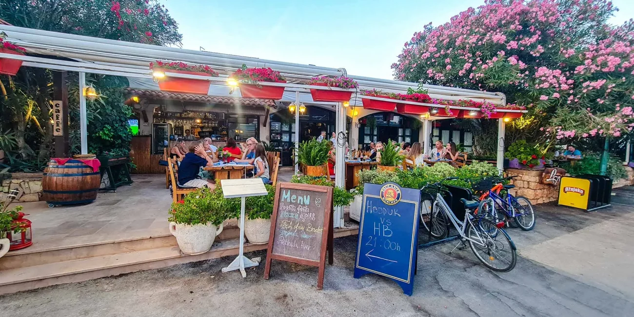 Vrboska, Konoba Lem, crkva tvrđava sv. Marije od Milosrđa, Konoba lem menu, Konoba lem vrboska, recenzije,  Vrboska konoba Lem, restoran s morskim plodovima na Hvaru, pogled na otok Škojić, tuna na Hvaru, salata od dimljenog lososa na Hvaru, večera Vrboska, Hvar, Hvar restorani, Vrboska, Konoba Lem, church fortress of St. Mary of Mercy, Konoba lem menu, Konoba lem vrboska, reviews, Vrboska konoba Lem, seafood restaurant on Hvar, view of Škojić island, tuna on Hvar, smoked salmon salad on Hvar, dinner Vrboska, Hvar, Hvar restaurants,