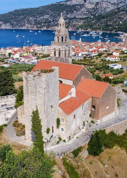 crkva sv. Nikole, Muster, otok Vis, Vis Komiža, Komiža, Komiža crkve, Komiža crkva, Komiža, Vis, crkva sv. Nikole komiža, Muster, benediktinci, tradicija spaljivanja broda, groblje Komiža, kulturna baština Dalmacije, crkve na otocima, Church of St. Nicholas, Muster, island of Vis, Vis Komiža, Komiža, Komiža churches, Komiža church, Komiža, Vis, Church of St. Nicholas Komiža, Muster, Benedictines, tradition of burning ships, Komiža cemetery, cultural heritage of Dalmatia, churches on the islands,