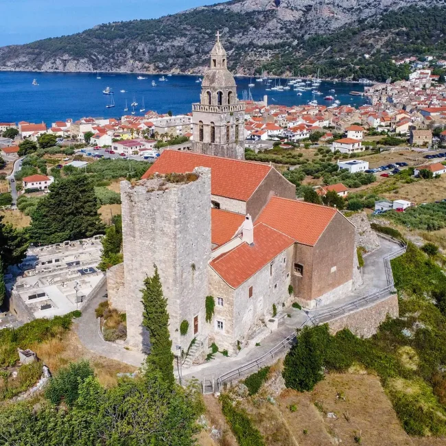 crkva sv. Nikole, Muster, otok Vis, Vis Komiža, Komiža, Komiža crkve, Komiža crkva, Komiža, Vis, crkva sv. Nikole komiža, Muster, benediktinci, tradicija spaljivanja broda, groblje Komiža, kulturna baština Dalmacije, crkve na otocima, Church of St. Nicholas, Muster, island of Vis, Vis Komiža, Komiža, Komiža churches, Komiža church, Komiža, Vis, Church of St. Nicholas Komiža, Muster, Benedictines, tradition of burning ships, Komiža cemetery, cultural heritage of Dalmatia, churches on the islands,