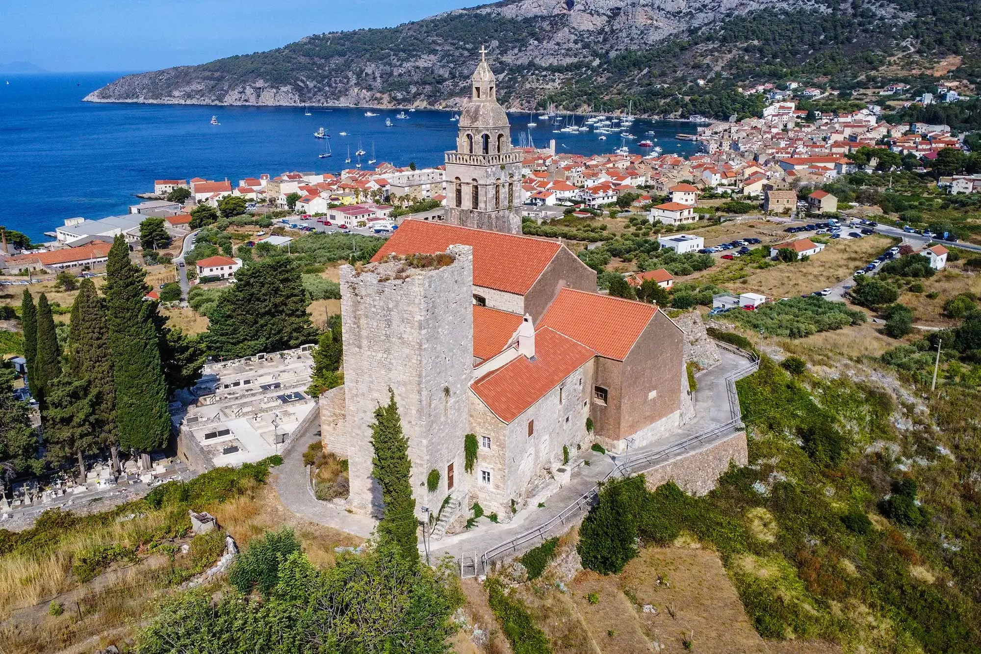 crkva sv. Nikole, Muster, otok Vis, Vis Komiža, Komiža, Komiža crkve, Komiža crkva, Komiža, Vis, crkva sv. Nikole komiža, Muster, benediktinci, tradicija spaljivanja broda, groblje Komiža, kulturna baština Dalmacije, crkve na otocima, Church of St. Nicholas, Muster, island of Vis, Vis Komiža, Komiža, Komiža churches, Komiža church, Komiža, Vis, Church of St. Nicholas Komiža, Muster, Benedictines, tradition of burning ships, Komiža cemetery, cultural heritage of Dalmatia, churches on the islands,