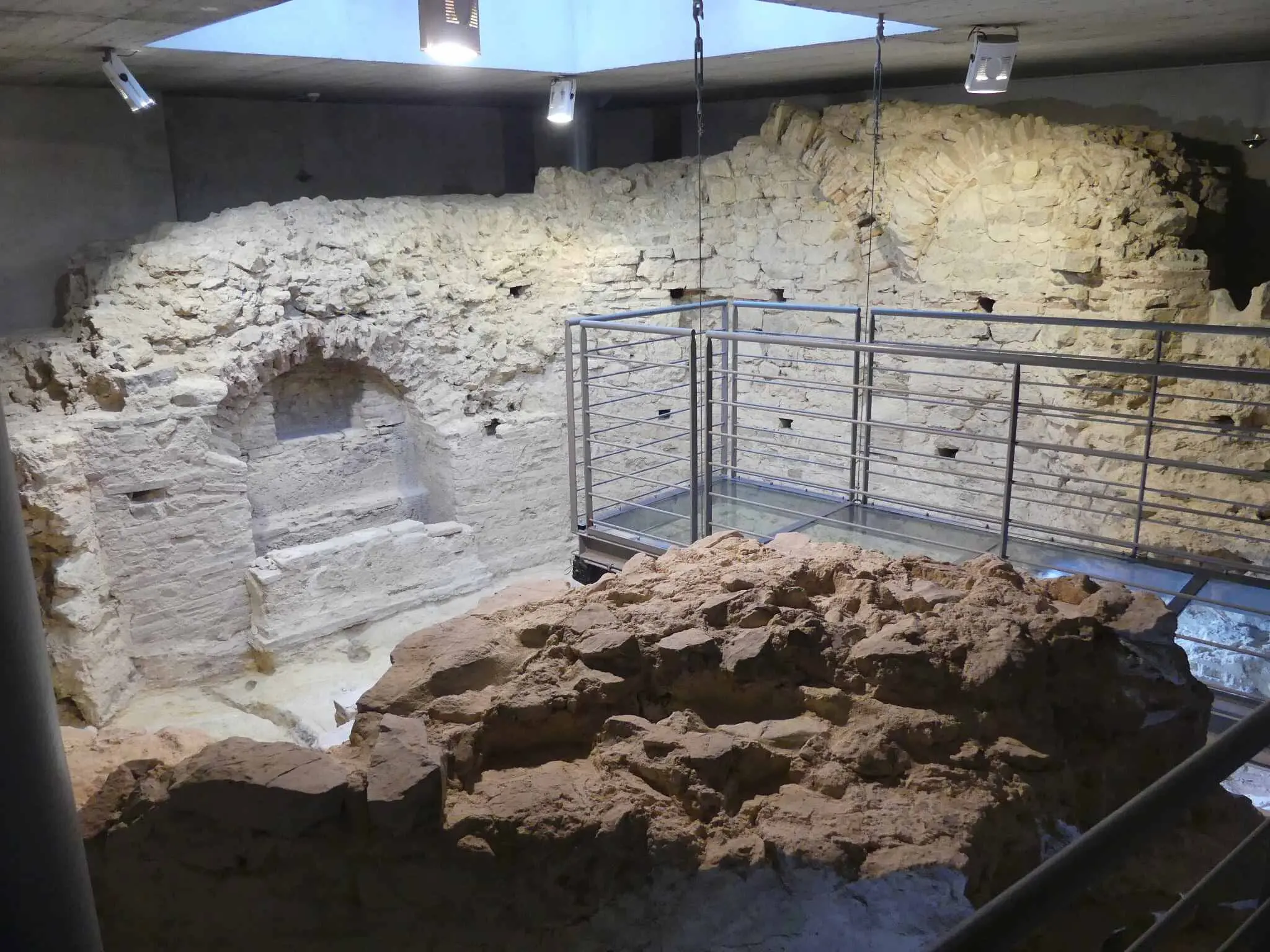 Mađarska, vrijedi li posjetiti Pečuh,  što vidjeti u Pečuhu, Mecsek, planina Mecsek, Sopianae, Janus Pannonius muzej, Muzej Csontváry, Muzej moderne mađarske umjetnosti, džamija paše Qasima, katedrala svetog Petra i Pavla, katedrala svetog Petra i Pavla Pečuh, Kulturna četvrt Zsolnay, Zsolnay keramika, tvronica Zsolnay,  Pečuh vino, vino Pečuh,  Villány, Pečuh, Mađarska putovanje, ranokršćanske grobnice, kulturna četvrt Zsolnay, vina iz Villánya,  UNESCO lokalitet, muzeji u Pečuhu,Hungary, is it worth visiting Pécs, what to see in Pécs, Mecsek, Mecsek Mountain, Sopianae, Janus Pannonius Museum, Csontváry Museum, Museum of Modern Hungarian Art, Qasim Pasha Mosque, Cathedral of Saints Peter and Paul, Cathedral of Saints Peter and Paul Pécs, Zsolnay Cultural Quarter, Zsolnay ceramics, Zsolnay factory, Pécs wine, Pécs wine, Villány, Pécs, Hungary travel, early Christian tombs, Zsolnay Cultural Quarter, wines from Villány, UNESCO site, museums in Pécs,