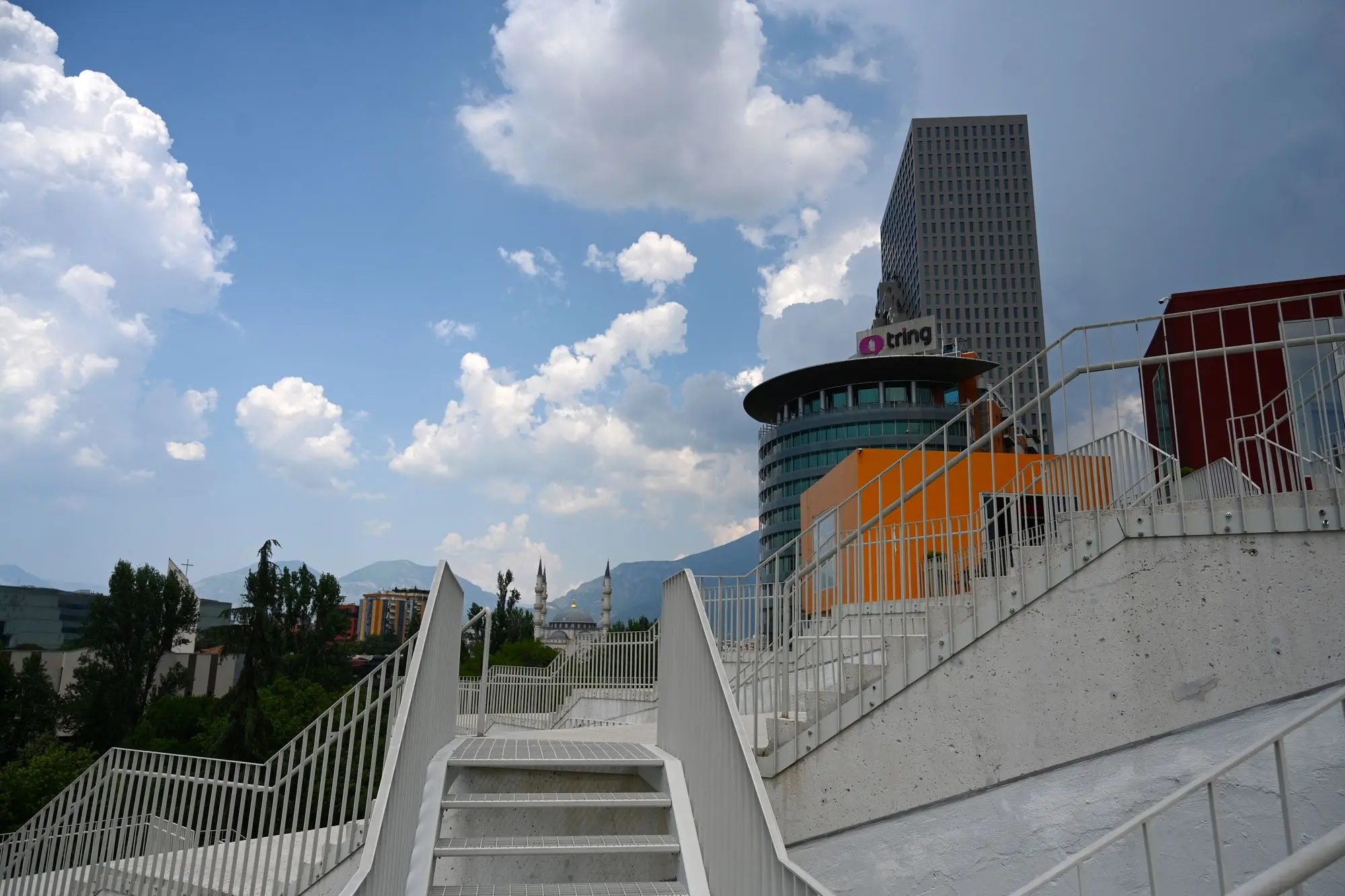 Tirana, Tirana piramida, Tiranska piramida, piramida u Tirani, Enver Hoxha, komunističke Albanije, Albanian American Development Foundation, piramida Tirana, Albanija, arhitektura Enver Hoxha, MVRDV, TUMO centar, kulturna atrakcija, povijest Tirane Tirana, Tirana Pyramid, Tirana Pyramid, Pyramid in Tirana, Enver Hoxha, communist Albania, Albanian American Development Foundation, Pyramid Tirana, Albania, architecture Enver Hoxha, MVRDV, TUMO Center, cultural attraction, history of Tirana