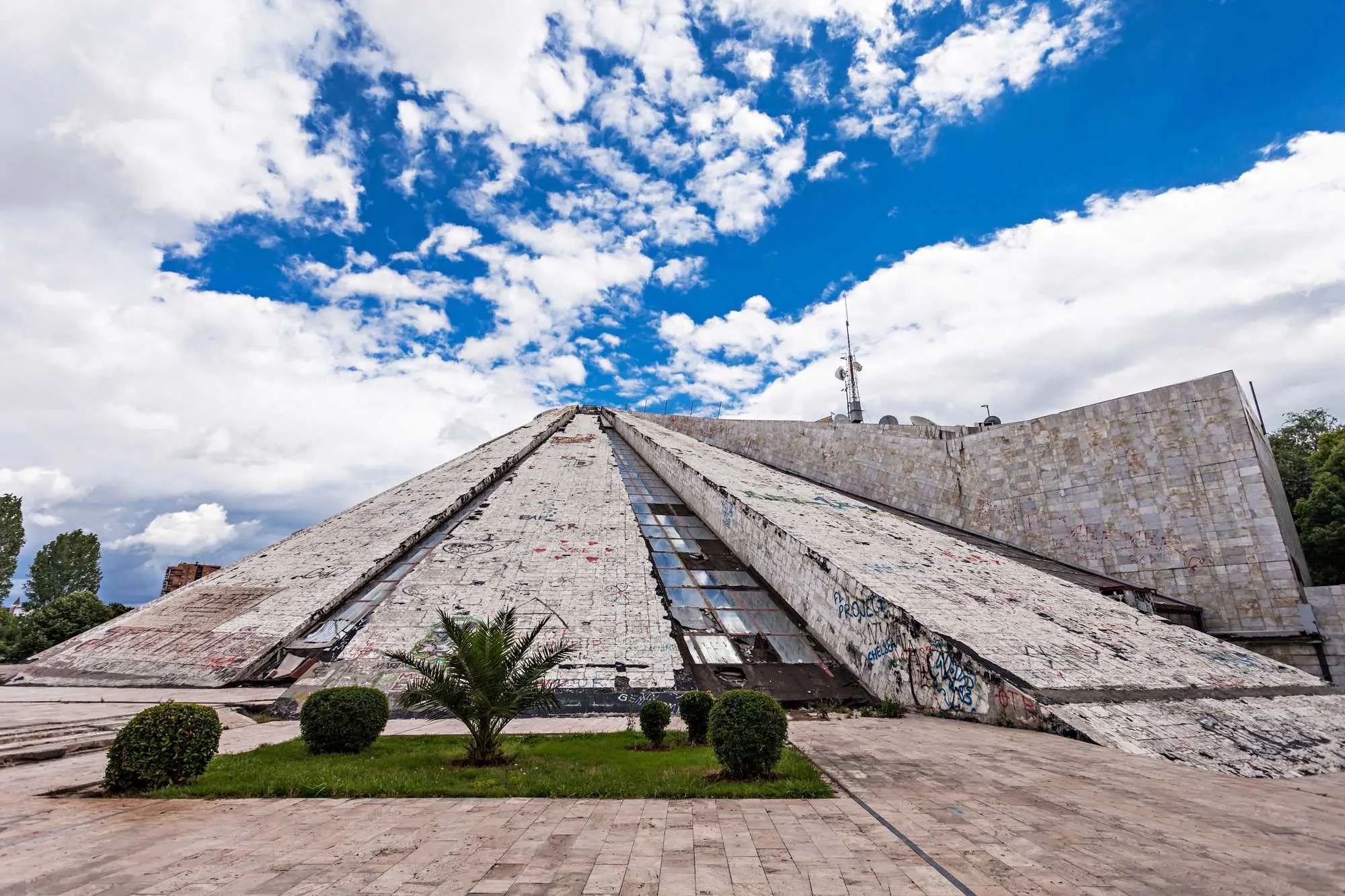 Tirana, Tirana piramida, Tiranska piramida, piramida u Tirani, Enver Hoxha, komunističke Albanije, Albanian American Development Foundation, piramida Tirana, Albanija, arhitektura Enver Hoxha, MVRDV, TUMO centar, kulturna atrakcija, povijest Tirane Tirana, Tirana Pyramid, Tirana Pyramid, Pyramid in Tirana, Enver Hoxha, communist Albania, Albanian American Development Foundation, Pyramid Tirana, Albania, architecture Enver Hoxha, MVRDV, TUMO Center, cultural attraction, history of Tirana