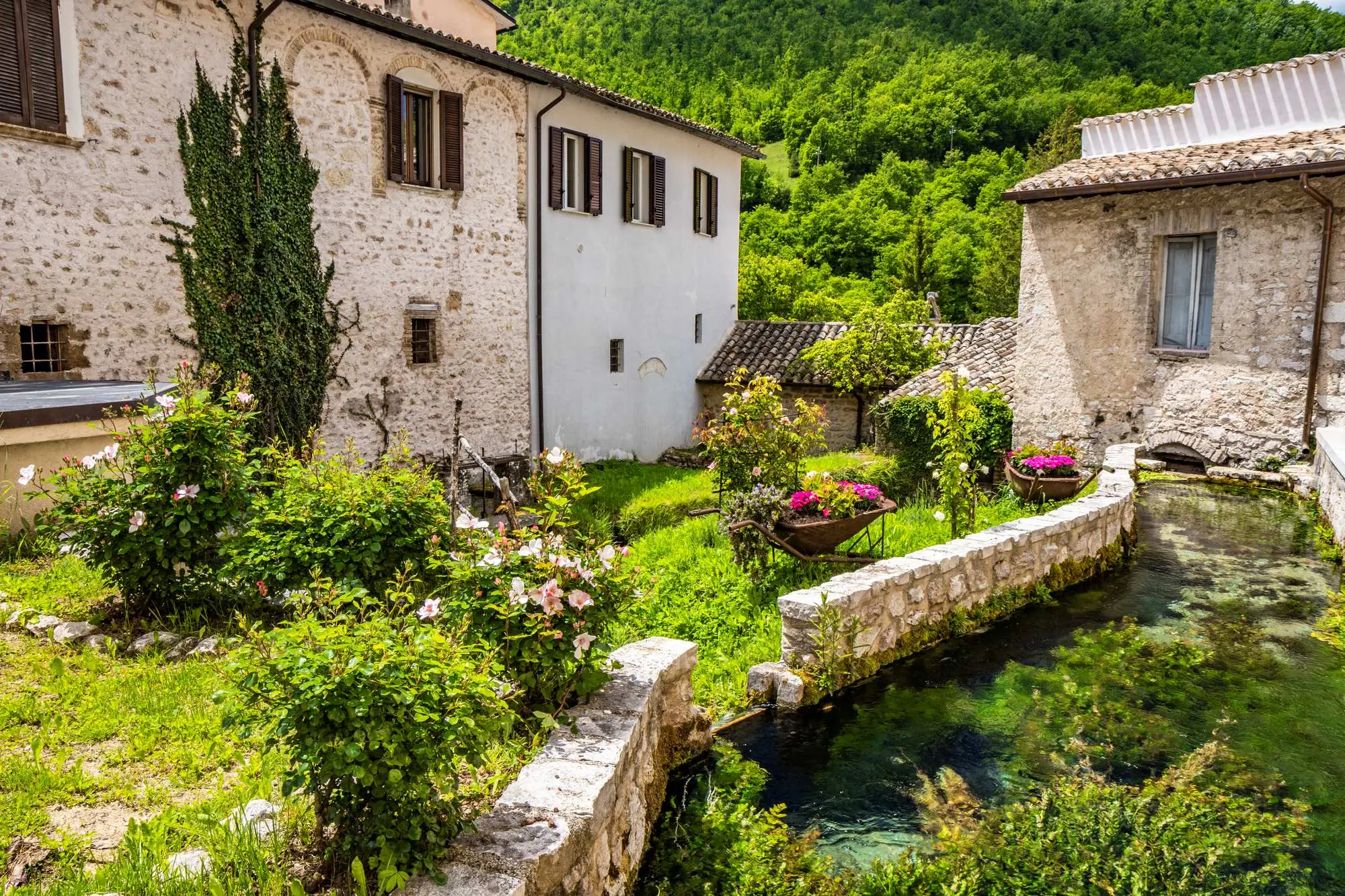 Rasiglia, Umbrija, mala Venecija Umbrije, skrivena sela Italije, izvori i kanali, povijest Rasiglie, putovanje Umbrija, autentična Italija, Rasiglia, Umbria, little Venice of Umbria, hidden villages of Italy, springs and canals, history of Rasiglia, Umbria travel, authentic Italy,