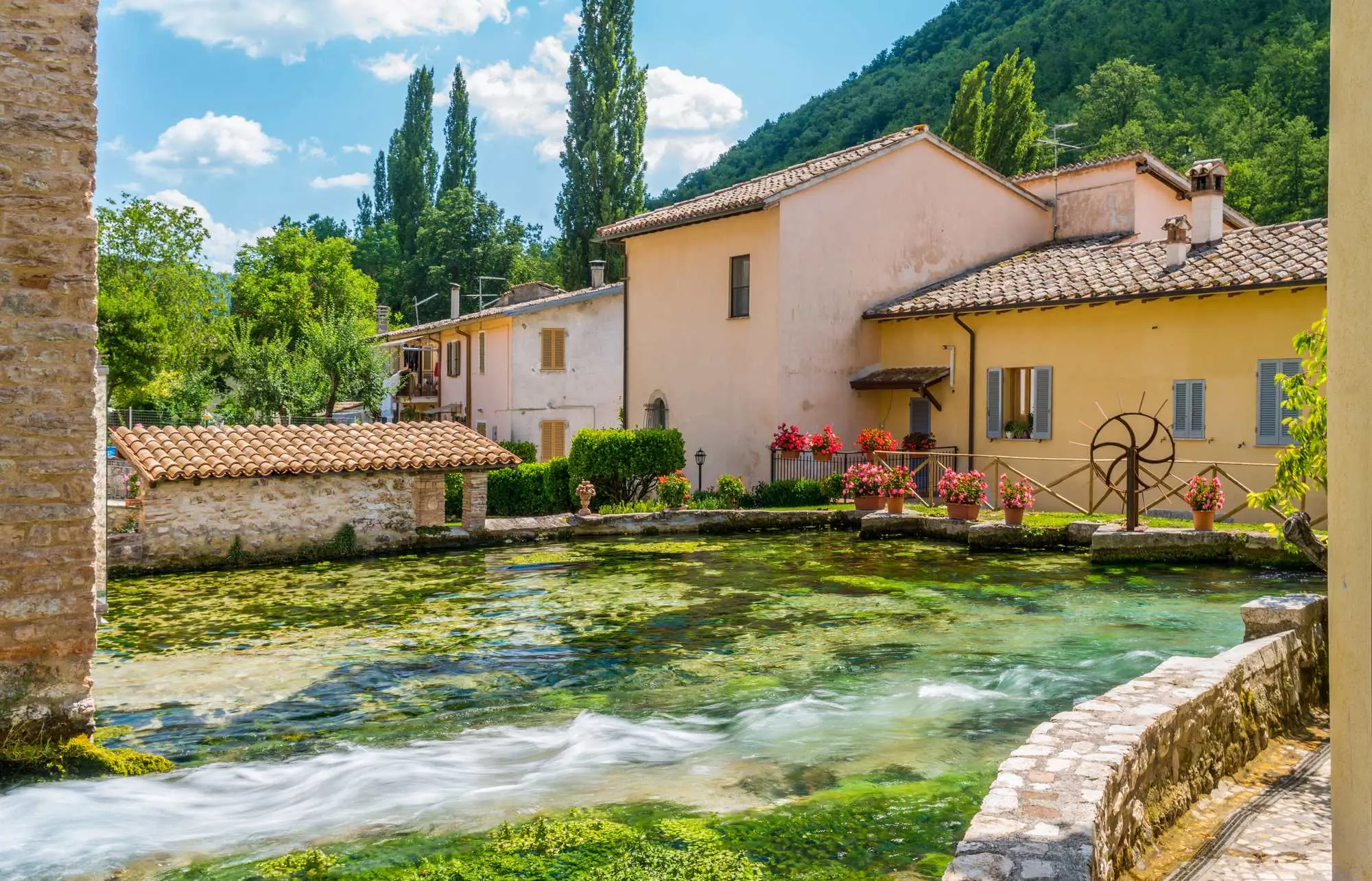 Rasiglia, Umbrija, mala Venecija Umbrije, skrivena sela Italije, izvori i kanali, povijest Rasiglie, putovanje Umbrija, autentična Italija, Rasiglia, Umbria, little Venice of Umbria, hidden villages of Italy, springs and canals, history of Rasiglia, Umbria travel, authentic Italy,