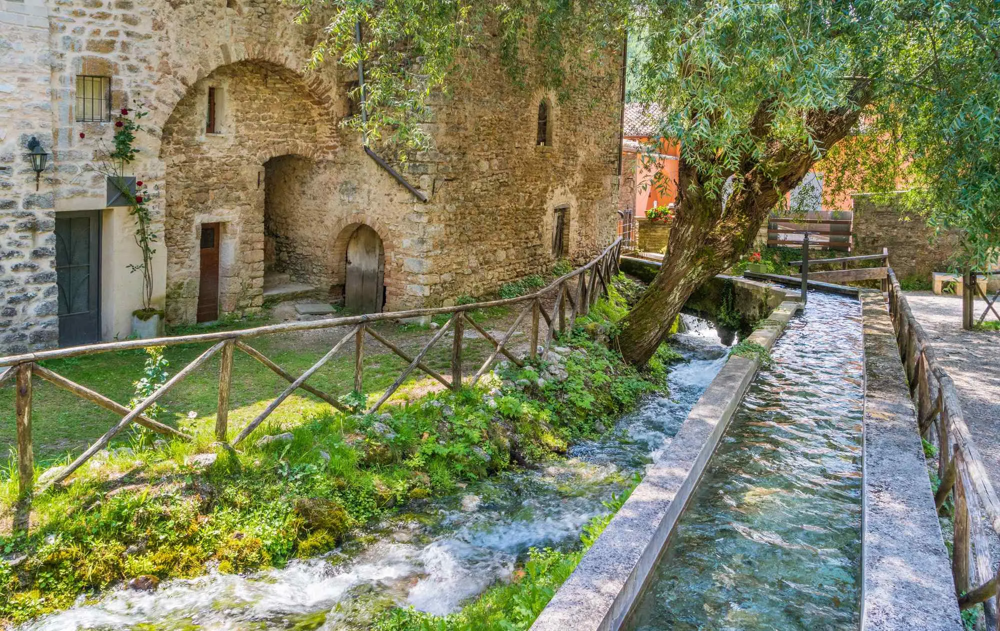 Rasiglia, Umbrija, mala Venecija Umbrije, skrivena sela Italije, izvori i kanali, povijest Rasiglie, putovanje Umbrija, autentična Italija, Rasiglia, Umbria, little Venice of Umbria, hidden villages of Italy, springs and canals, history of Rasiglia, Umbria travel, authentic Italy,