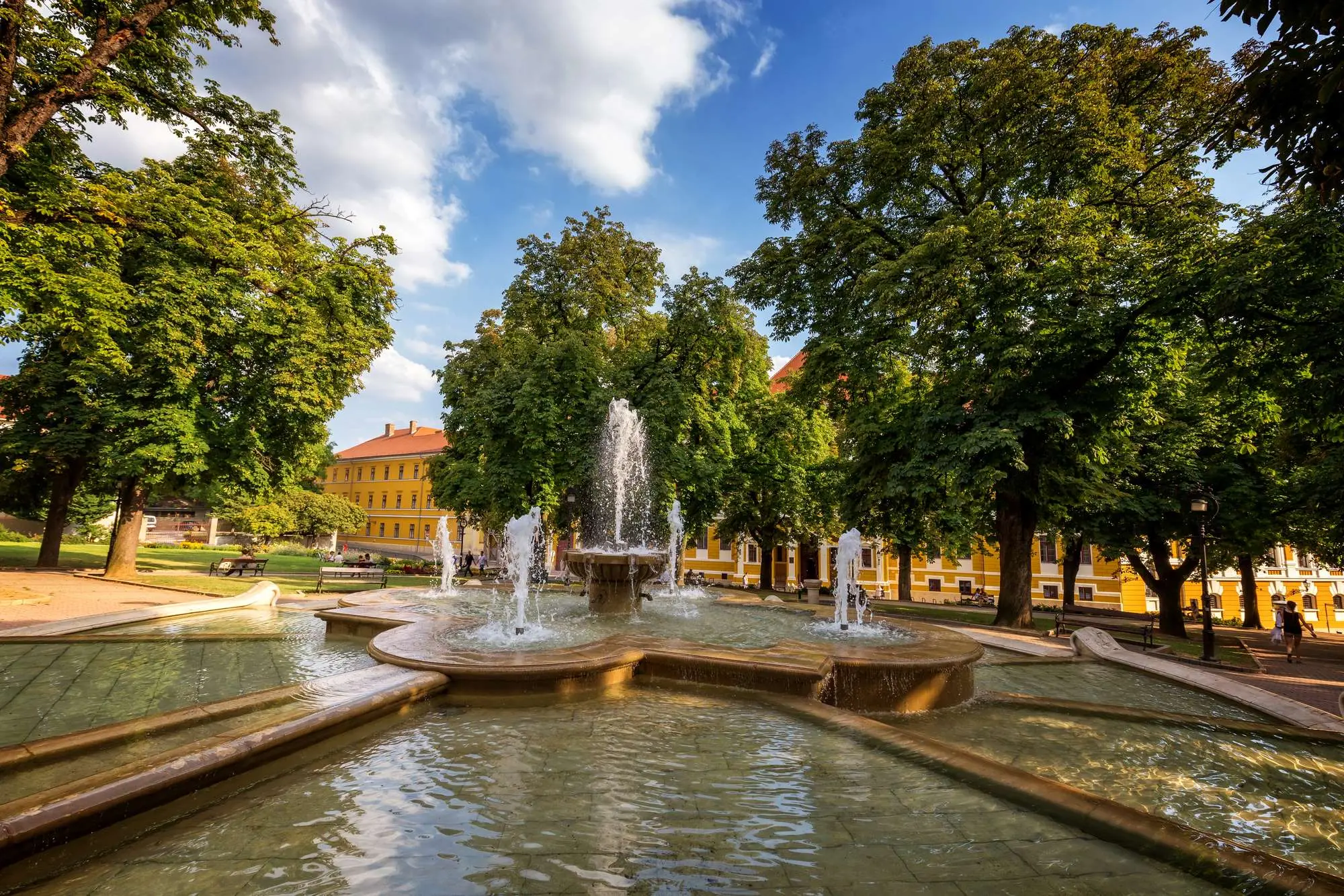 Mađarska, vrijedi li posjetiti Pečuh,  što vidjeti u Pečuhu, Mecsek, planina Mecsek, Sopianae, Janus Pannonius muzej, Muzej Csontváry, Muzej moderne mađarske umjetnosti, džamija paše Qasima, katedrala svetog Petra i Pavla, katedrala svetog Petra i Pavla Pečuh, Kulturna četvrt Zsolnay, Zsolnay keramika, tvronica Zsolnay,  Pečuh vino, vino Pečuh,  Villány, Pečuh, Mađarska putovanje, ranokršćanske grobnice, kulturna četvrt Zsolnay, vina iz Villánya,  UNESCO lokalitet, muzeji u Pečuhu,Hungary, is it worth visiting Pécs, what to see in Pécs, Mecsek, Mecsek Mountain, Sopianae, Janus Pannonius Museum, Csontváry Museum, Museum of Modern Hungarian Art, Qasim Pasha Mosque, Cathedral of Saints Peter and Paul, Cathedral of Saints Peter and Paul Pécs, Zsolnay Cultural Quarter, Zsolnay ceramics, Zsolnay factory, Pécs wine, Pécs wine, Villány, Pécs, Hungary travel, early Christian tombs, Zsolnay Cultural Quarter, wines from Villány, UNESCO site, museums in Pécs,