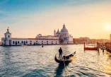 Milano, Firenca, katedrala Duomo,galerija Vittorio Emanuele II, dvorac Sforza, Rim, Koloseum, Panteon, Vatikanski muzeji, fontana di Trevi, di Trevi, Venecija, Trg svetog Marka, bazilika, Duždeva palača, most Uzdaha,  Galerija Uffizi,  most Ponte Vecchio, katedrala Duomo, Firentinska katedrala, Napulj, Pompeji, Toskana, Siena, San Gimignano, Pienza, Chianti, Amalfijska obala, Cinque Terre, Monterosso, Vernazza, Corniglia, Manarola, Riomaggiore, Ligurska obala, jezero Como, jezero Garda, Bellagio, Varenna, Sirmione, Desenzano, Sicilija, Sardinija,  najposjećenija mjesta u Italiji, turizam u Italiji Milan, Florence, Duomo Cathedral, Vittorio Emanuele II Gallery, Sforza Castle, Rome, Colosseum, Pantheon, Vatican Museums, Trevi Fountain, di Trevi, Venice, St. Mark's Square, Basilica, Doge's Palace, Bridge of Sighs, Uffizi Gallery, Ponte Vecchio Bridge, Duomo Cathedral, Florence Cathedral, Naples, Pompeii, Tuscany, Siena, San Gimignano, Pienza, Chianti, Amalfi Coast, Cinque Terre, Monterosso, Vernazza, Corniglia, Manarola, Riomaggiore, Ligurian coast, Lake Como, Lake Garda, Bellagio, Varenna, Sirmione, Desenzano, Sicily, Sardinia,most visited places in Italy, tourism in Italy