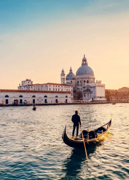 Milano, Firenca, katedrala Duomo,galerija Vittorio Emanuele II, dvorac Sforza, Rim, Koloseum, Panteon, Vatikanski muzeji, fontana di Trevi, di Trevi, Venecija, Trg svetog Marka, bazilika, Duždeva palača, most Uzdaha,  Galerija Uffizi,  most Ponte Vecchio, katedrala Duomo, Firentinska katedrala, Napulj, Pompeji, Toskana, Siena, San Gimignano, Pienza, Chianti, Amalfijska obala, Cinque Terre, Monterosso, Vernazza, Corniglia, Manarola, Riomaggiore, Ligurska obala, jezero Como, jezero Garda, Bellagio, Varenna, Sirmione, Desenzano, Sicilija, Sardinija,  najposjećenija mjesta u Italiji, turizam u Italiji Milan, Florence, Duomo Cathedral, Vittorio Emanuele II Gallery, Sforza Castle, Rome, Colosseum, Pantheon, Vatican Museums, Trevi Fountain, di Trevi, Venice, St. Mark's Square, Basilica, Doge's Palace, Bridge of Sighs, Uffizi Gallery, Ponte Vecchio Bridge, Duomo Cathedral, Florence Cathedral, Naples, Pompeii, Tuscany, Siena, San Gimignano, Pienza, Chianti, Amalfi Coast, Cinque Terre, Monterosso, Vernazza, Corniglia, Manarola, Riomaggiore, Ligurian coast, Lake Como, Lake Garda, Bellagio, Varenna, Sirmione, Desenzano, Sicily, Sardinia,most visited places in Italy, tourism in Italy
