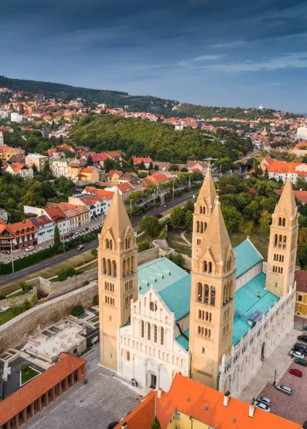 Mađarska, vrijedi li posjetiti Pečuh,  što vidjeti u Pečuhu, Mecsek, planina Mecsek, Sopianae, Janus Pannonius muzej, Muzej Csontváry, Muzej moderne mađarske umjetnosti, džamija paše Qasima, katedrala svetog Petra i Pavla, katedrala svetog Petra i Pavla Pečuh, Kulturna četvrt Zsolnay, Zsolnay keramika, tvronica Zsolnay,  Pečuh vino, vino Pečuh,  Villány, Pečuh, Mađarska putovanje, ranokršćanske grobnice, kulturna četvrt Zsolnay, vina iz Villánya, UNESCO lokalitet, muzeji u Pečuhu, Hungary, is it worth visiting Pécs, what to see in Pécs, Mecsek, Mecsek Mountain, Sopianae, Janus Pannonius Museum, Csontváry Museum, Museum of Modern Hungarian Art, Qasim Pasha Mosque, Cathedral of Saints Peter and Paul, Cathedral of Saints Peter and Paul Pécs, Zsolnay Cultural Quarter, Zsolnay ceramics, Zsolnay factory, Pécs wine, Pécs wine, Villány, Pécs, Hungary travel, early Christian tombs, Zsolnay Cultural Quarter, wines from Villány, UNESCO site, museums in Pécs,
