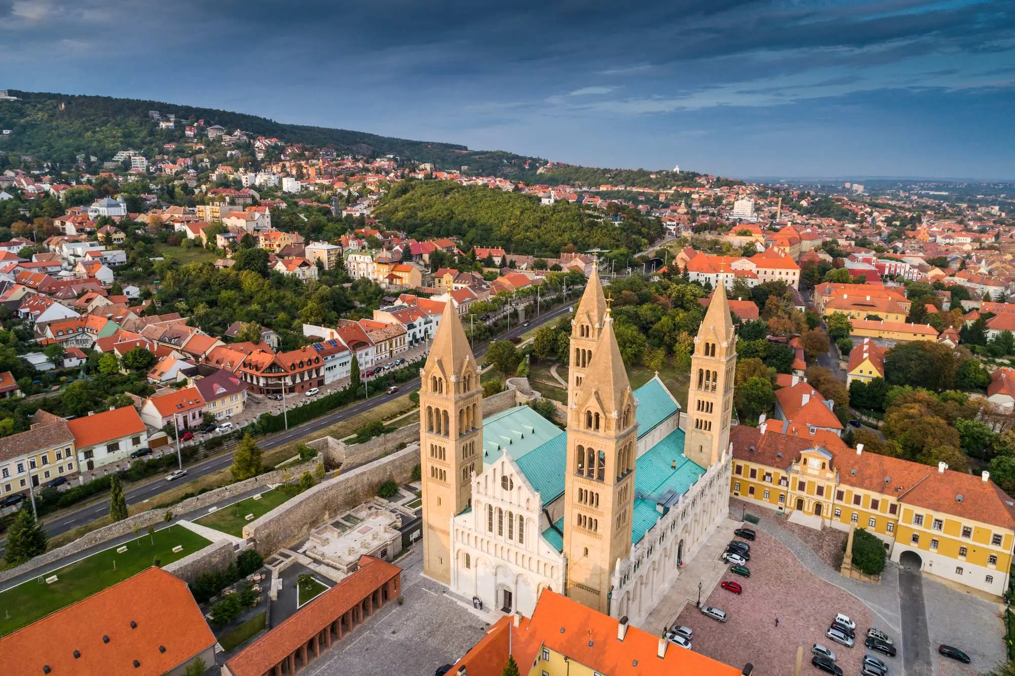 Mađarska, vrijedi li posjetiti Pečuh,  što vidjeti u Pečuhu, Mecsek, planina Mecsek, Sopianae, Janus Pannonius muzej, Muzej Csontváry, Muzej moderne mađarske umjetnosti, džamija paše Qasima, katedrala svetog Petra i Pavla, katedrala svetog Petra i Pavla Pečuh, Kulturna četvrt Zsolnay, Zsolnay keramika, tvronica Zsolnay,  Pečuh vino, vino Pečuh,  Villány, Pečuh, Mađarska putovanje, ranokršćanske grobnice, kulturna četvrt Zsolnay, vina iz Villánya, UNESCO lokalitet, muzeji u Pečuhu, Hungary, is it worth visiting Pécs, what to see in Pécs, Mecsek, Mecsek Mountain, Sopianae, Janus Pannonius Museum, Csontváry Museum, Museum of Modern Hungarian Art, Qasim Pasha Mosque, Cathedral of Saints Peter and Paul, Cathedral of Saints Peter and Paul Pécs, Zsolnay Cultural Quarter, Zsolnay ceramics, Zsolnay factory, Pécs wine, Pécs wine, Villány, Pécs, Hungary travel, early Christian tombs, Zsolnay Cultural Quarter, wines from Villány, UNESCO site, museums in Pécs,