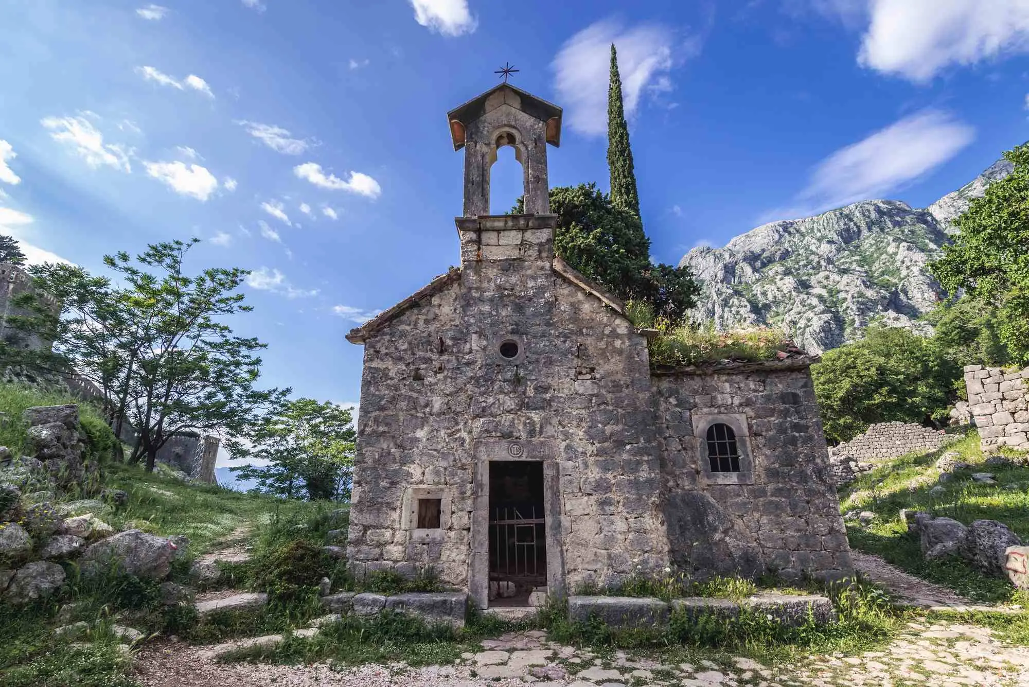 Kotor, tvrđava San Giovanni, tvrđava sveti Ivan, tvrđava sv ivan, kotorska tvrđava, najposjećenije atrakcije Kotora, atrakcije Kotor, San Giovanni, brdo San Giovanni, Kapelica Gospe od Zdravlja, Kotor, San Giovanni Fortress, St. John Fortress, St. John Fortress, Kotor Fortress, most visited attractions in Kotor, Kotor attractions, San Giovanni, San Giovanni Hill, Chapel of Our Lady of Health,