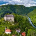 rijeka Kupa, Bele krajine, Grad Kostel, Graffenwarth, Kostel, grofovi Ortenburški, grofovi Langenmantlov, Janez Vajkard Valvasor, najveći dvorac u Sloveniji, drugi najveći dvorac u Sloveniji, Kupa River, Bela Krajina, Kostel Town, Graffenwarth, Kostel, Counts of Ortenburg, Counts of Langenmantlov, Janez Vajkard Valvasor, the largest castle in Slovenia, the second largest castle in Slovenia,