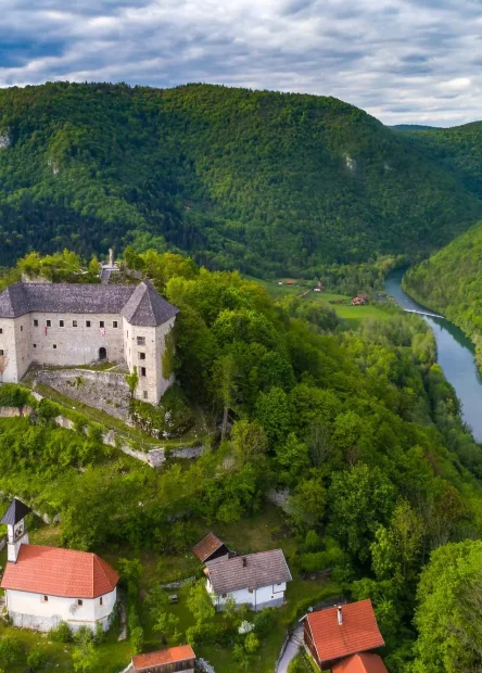 rijeka Kupa, Bele krajine, Grad Kostel, Graffenwarth, Kostel, grofovi Ortenburški, grofovi Langenmantlov, Janez Vajkard Valvasor, najveći dvorac u Sloveniji, drugi najveći dvorac u Sloveniji,  Kupa River, Bela Krajina, Kostel Town, Graffenwarth, Kostel, Counts of Ortenburg, Counts of Langenmantlov, Janez Vajkard Valvasor, the largest castle in Slovenia, the second largest castle in Slovenia,