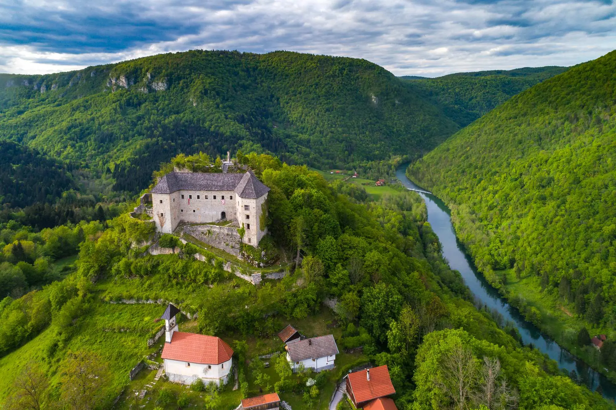 rijeka Kupa, Bele krajine, Grad Kostel, Graffenwarth, Kostel, grofovi Ortenburški, grofovi Langenmantlov, Janez Vajkard Valvasor, najveći dvorac u Sloveniji, drugi najveći dvorac u Sloveniji,  Kupa River, Bela Krajina, Kostel Town, Graffenwarth, Kostel, Counts of Ortenburg, Counts of Langenmantlov, Janez Vajkard Valvasor, the largest castle in Slovenia, the second largest castle in Slovenia,