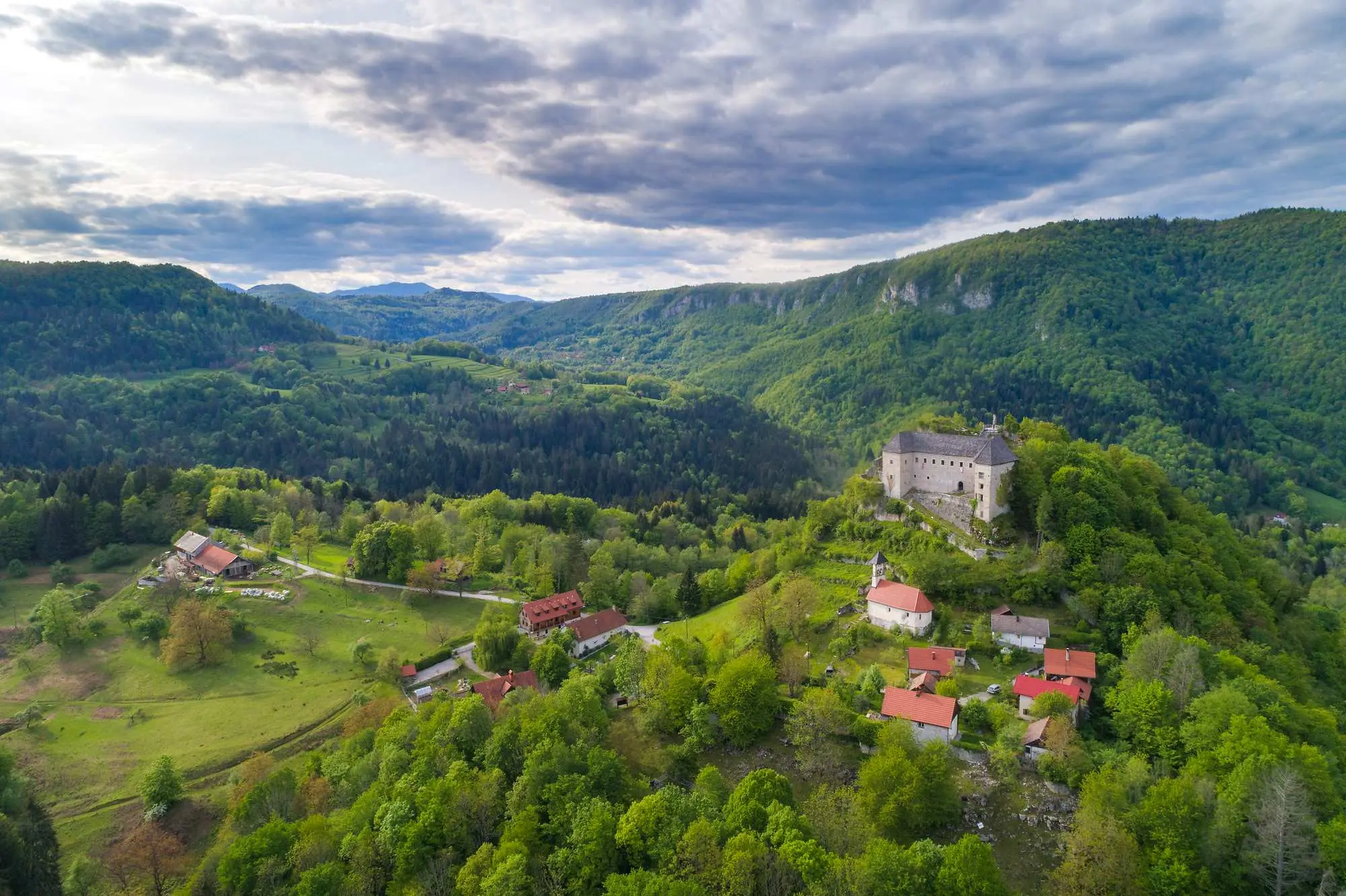 rijeka Kupa, Bele krajine, Grad Kostel, Graffenwarth, Kostel, grofovi Ortenburški, grofovi Langenmantlov, Janez Vajkard Valvasor, najveći dvorac u Sloveniji, drugi najveći dvorac u Sloveniji, Kupa River, Bela Krajina, Kostel Town, Graffenwarth, Kostel, Counts of Ortenburg, Counts of Langenmantlov, Janez Vajkard Valvasor, the largest castle in Slovenia, the second largest castle in Slovenia,