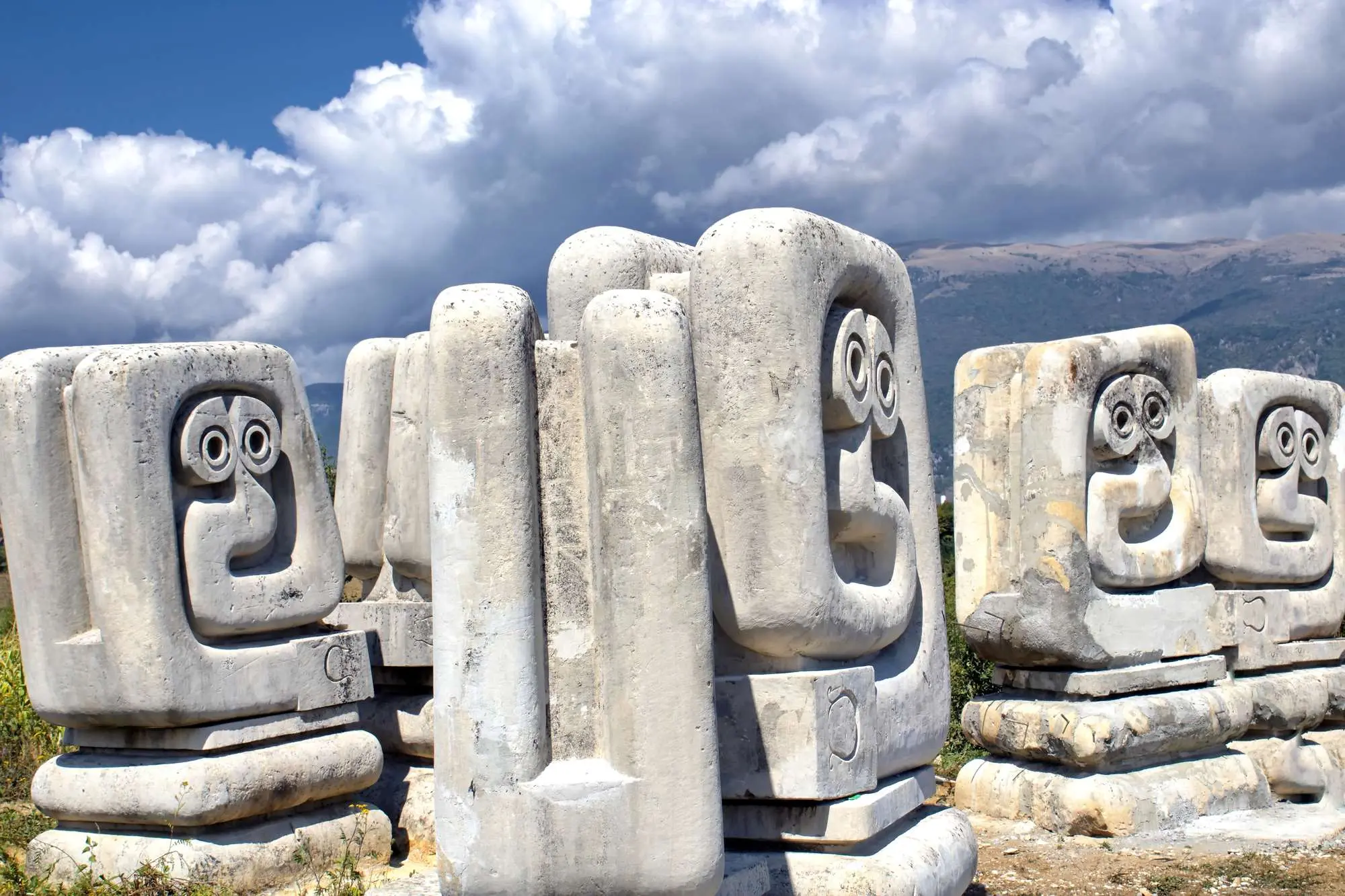 Lašvanska dolina, Nekropola žrtvama fašizma Smrike, Bosna i Hercegovina, kameni zmajevi, Bogdan Bogdanović, Smrike, Lašva Valley, Necropolis for Victims of Fascism Smrike, Bosnia and Herzegovina, stone dragons, Bogdan Bogdanović, Smrike,