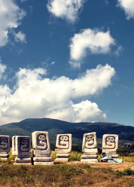 Lašvanska dolina, Nekropola žrtvama fašizma Smrike, Bosna i Hercegovina, kameni zmajevi, Bogdan Bogdanović, Smrike,  Lašva Valley, Necropolis for Victims of Fascism Smrike, Bosnia and Herzegovina, stone dragons, Bogdan Bogdanović, Smrike,