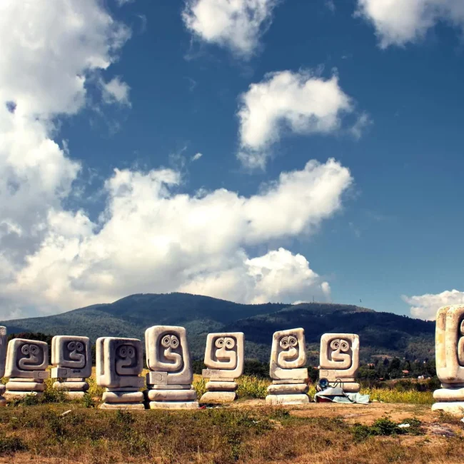 Lašvanska dolina, Nekropola žrtvama fašizma Smrike, Bosna i Hercegovina, kameni zmajevi, Bogdan Bogdanović, Smrike,  Lašva Valley, Necropolis for Victims of Fascism Smrike, Bosnia and Herzegovina, stone dragons, Bogdan Bogdanović, Smrike,