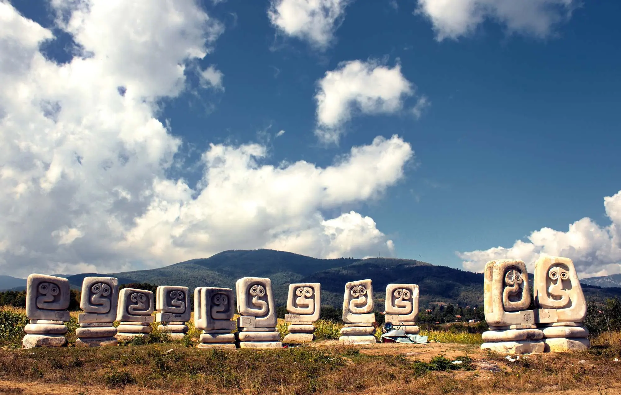Lašvanska dolina, Nekropola žrtvama fašizma Smrike, Bosna i Hercegovina, kameni zmajevi, Bogdan Bogdanović, Smrike,  Lašva Valley, Necropolis for Victims of Fascism Smrike, Bosnia and Herzegovina, stone dragons, Bogdan Bogdanović, Smrike,