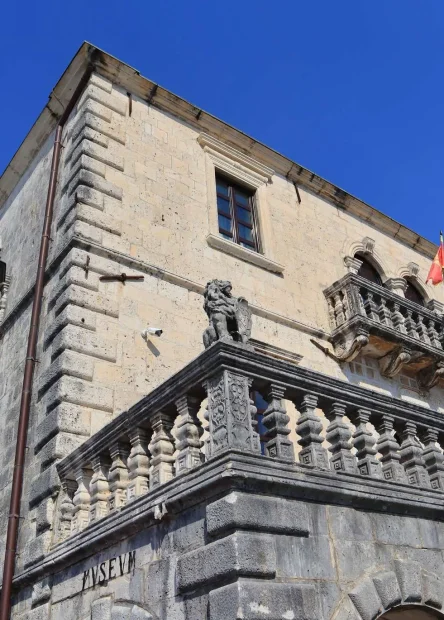 Perast, Palača Bujović, obitelj Bujović, Vicko Bujović, Muzej grada Perasta, Peraški mač, Trip Kokolje, palače perast, Perast, Bujović Palace, Bujović family, Vicko Bujović, Perast City Museum, Perast Sword, Trip Kokolje,palaces perast