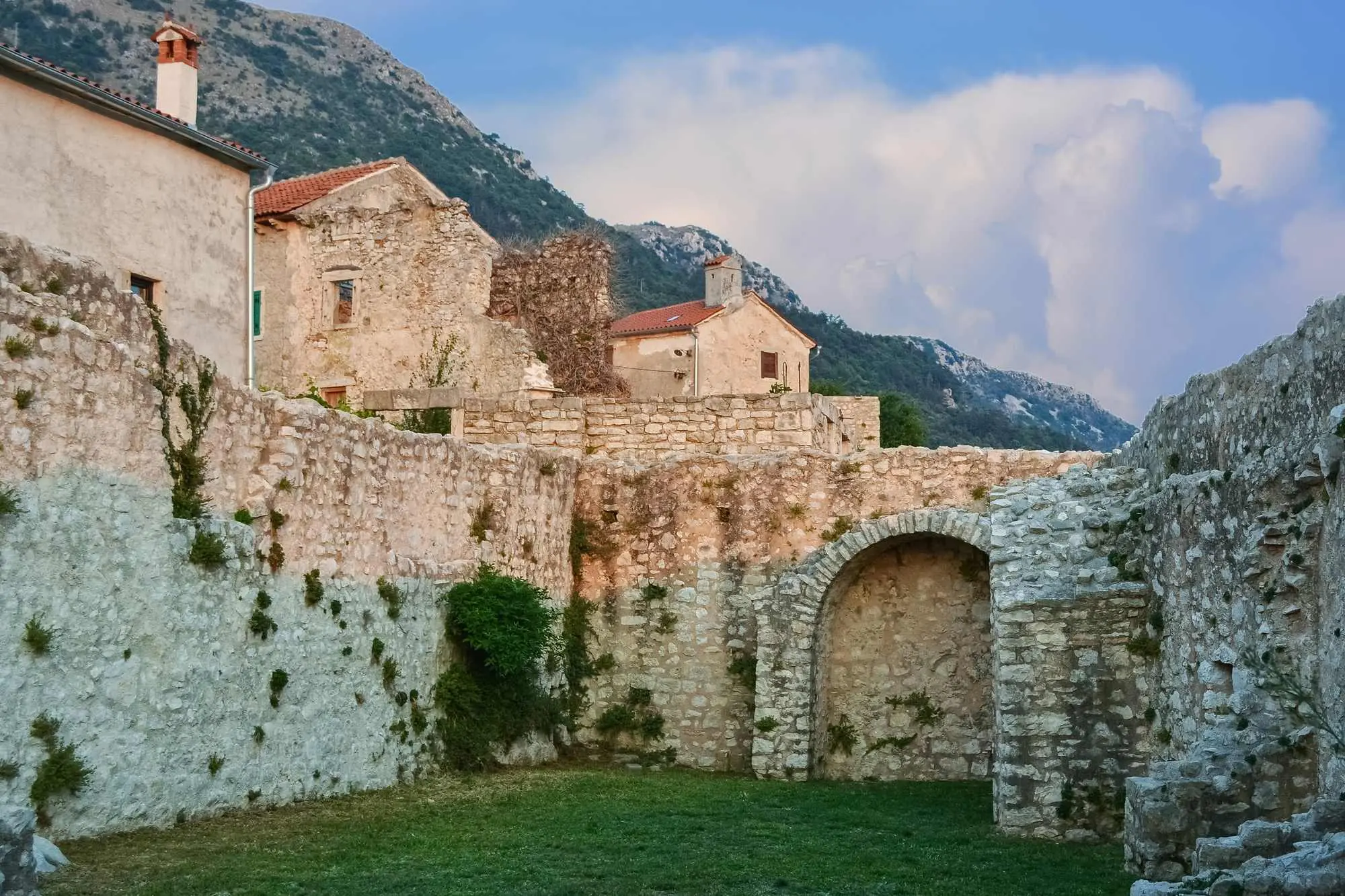 Učka, Plominski zaljev, Plomin, najstarija mjesta u Istri, sela u istri, Istra, crkva sv. Jurja Starog, Plominski natpis, najstariji glagoljski zapis, župna crkva Blažene Djevice Marije, palača La Tura, Učka, Plomin Bay, Plomin, the oldest places in Istria, villages in Istria, Istria, Church of St. George the Old, Plomin inscription, the oldest Glagolitic inscription, parish church of the Blessed Virgin Mary, La Tura palace,