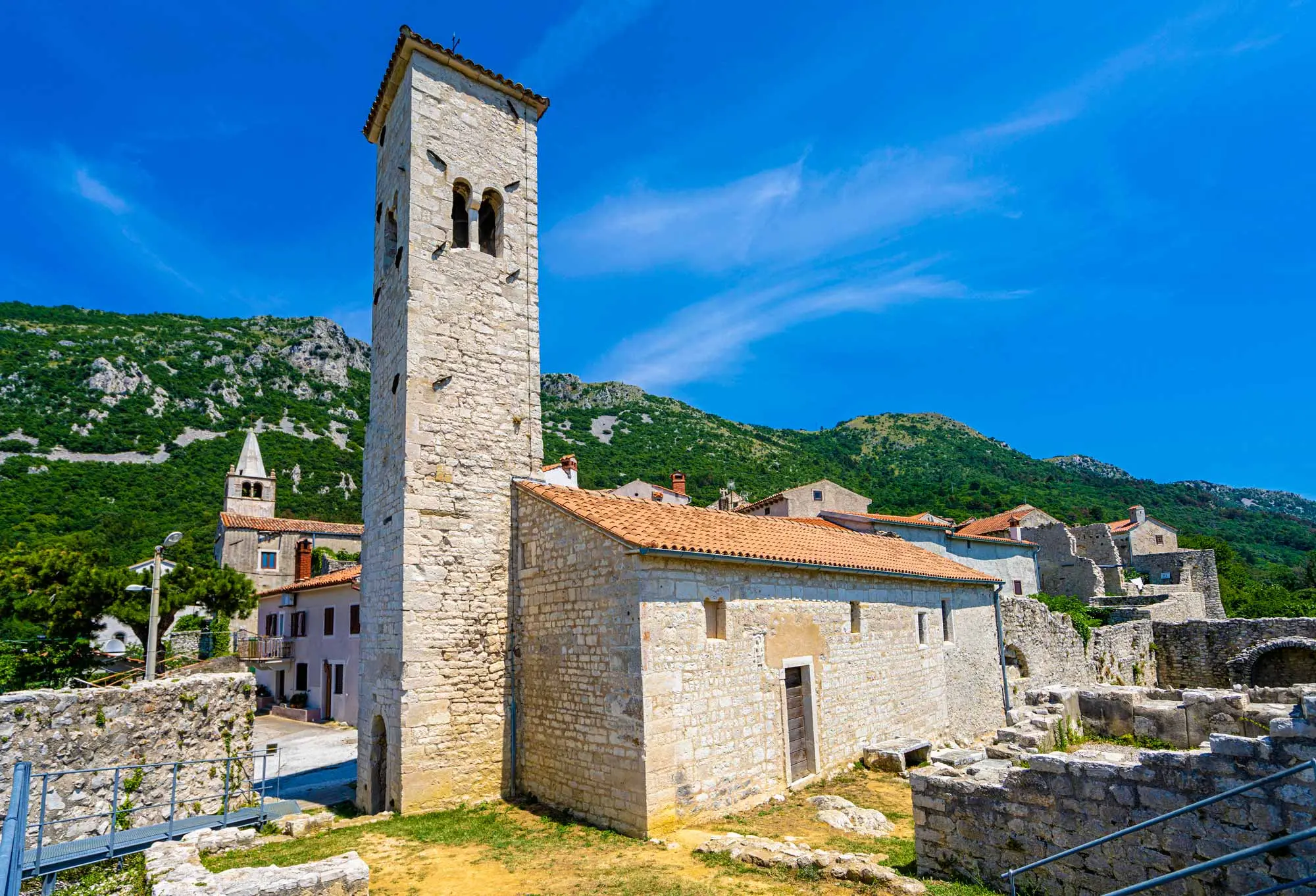 Učka, Plominski zaljev, Plomin, najstarija mjesta u Istri, sela u istri, Istra, crkva sv. Jurja Starog, Plominski natpis, najstariji glagoljski zapis, župna crkva Blažene Djevice Marije, palača La Tura, Učka, Plomin Bay, Plomin, the oldest places in Istria, villages in Istria, Istria, Church of St. George the Old, Plomin inscription, the oldest Glagolitic inscription, parish church of the Blessed Virgin Mary, La Tura palace,