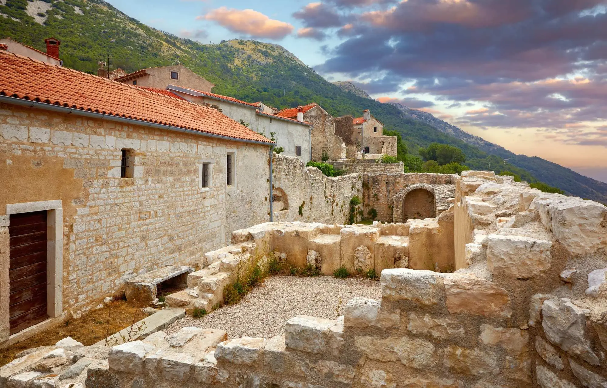 Učka, Plominski zaljev, Plomin, najstarija mjesta u Istri, sela u istri, Istra, crkva sv. Jurja Starog, Plominski natpis, najstariji glagoljski zapis, župna crkva Blažene Djevice Marije, palača La Tura, Učka, Plomin Bay, Plomin, the oldest places in Istria, villages in Istria, Istria, Church of St. George the Old, Plomin inscription, the oldest Glagolitic inscription, parish church of the Blessed Virgin Mary, La Tura palace,