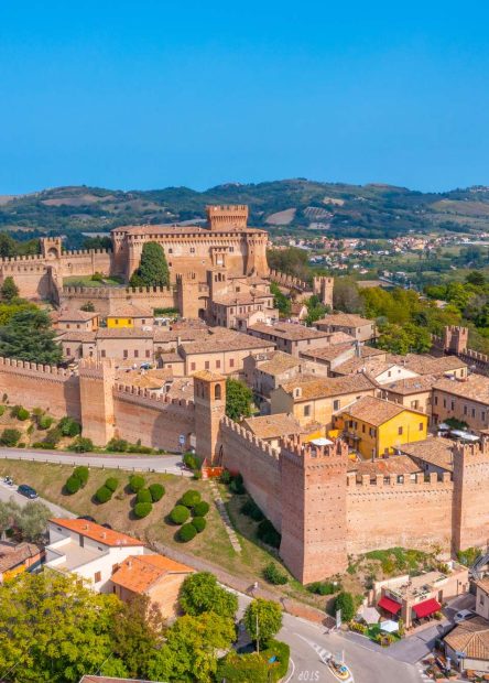 Dvorac Gradara, Rocca di Gradara, srednjovjekovna utvrda Italija, obitelj Malatesta, obitelj Sforza, Paolo i Francesca, Dante Alighieri, Božanstvena komedija, srednjovjekovna arhitektura, Marche regija, Emilia Romagna, povijesni dvorci Italije, legende i povijest, kulturna baština Italije, Gradara Castle, Rocca di Gradara, medieval fortress Italy, Malatesta family, Sforza family, Paolo and Francesca, Dante Alighieri, Divine Comedy, medieval architecture, Marche region, Emilia Romagna, historic castles of Italy, legends and history, cultural heritage of Italy