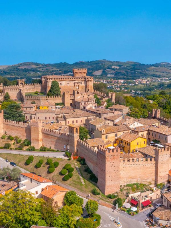 Dvorac Gradara, Rocca di Gradara, srednjovjekovna utvrda Italija, obitelj Malatesta, obitelj Sforza, Paolo i Francesca, Dante Alighieri, Božanstvena komedija, srednjovjekovna arhitektura, Marche regija, Emilia Romagna, povijesni dvorci Italije, legende i povijest, kulturna baština Italije, Gradara Castle, Rocca di Gradara, medieval fortress Italy, Malatesta family, Sforza family, Paolo and Francesca, Dante Alighieri, Divine Comedy, medieval architecture, Marche region, Emilia Romagna, historic castles of Italy, legends and history, cultural heritage of Italy